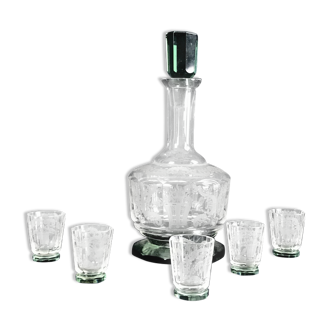 Carafe et lot de 5 verres en cristal gravé