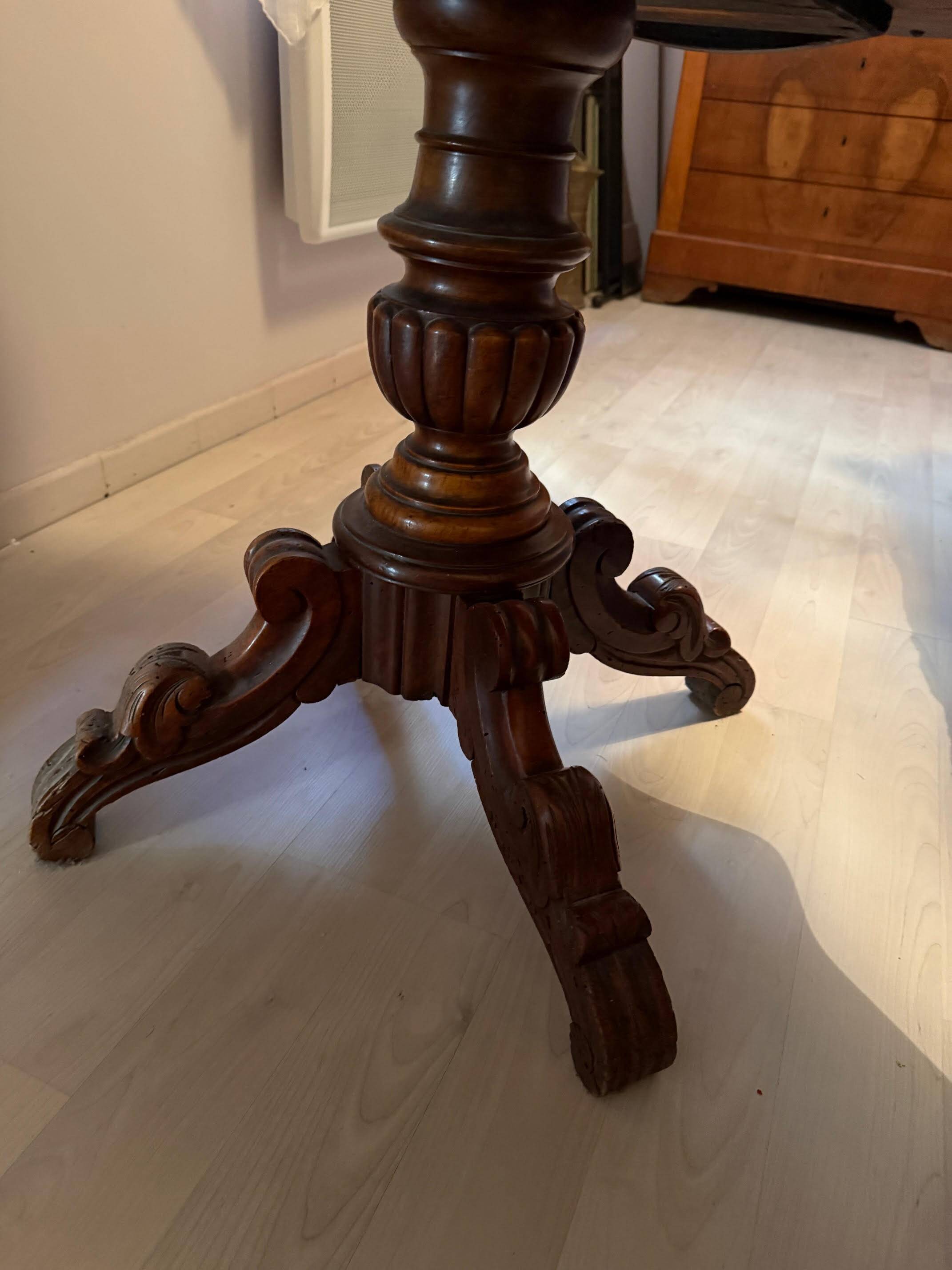 Violin-shaped oval pedestal table