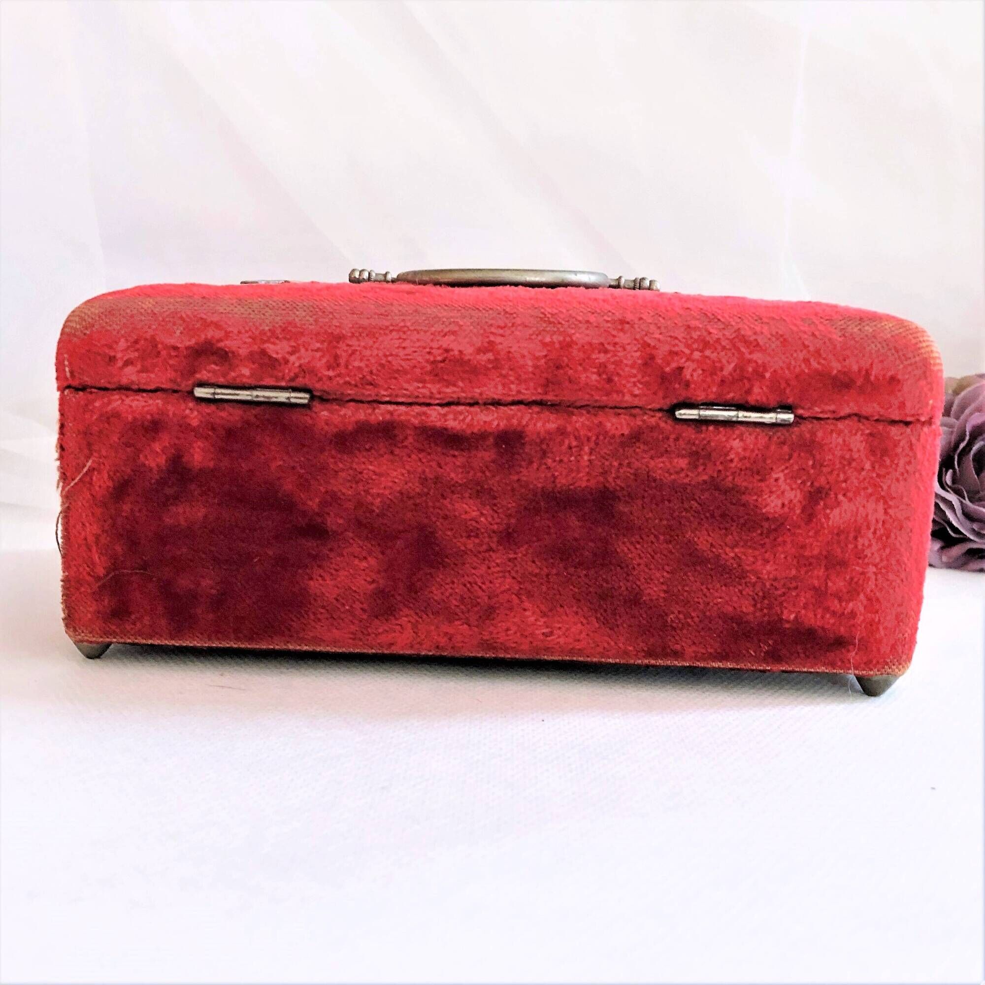 Sewing box padded with red silk, Napoleon III style
