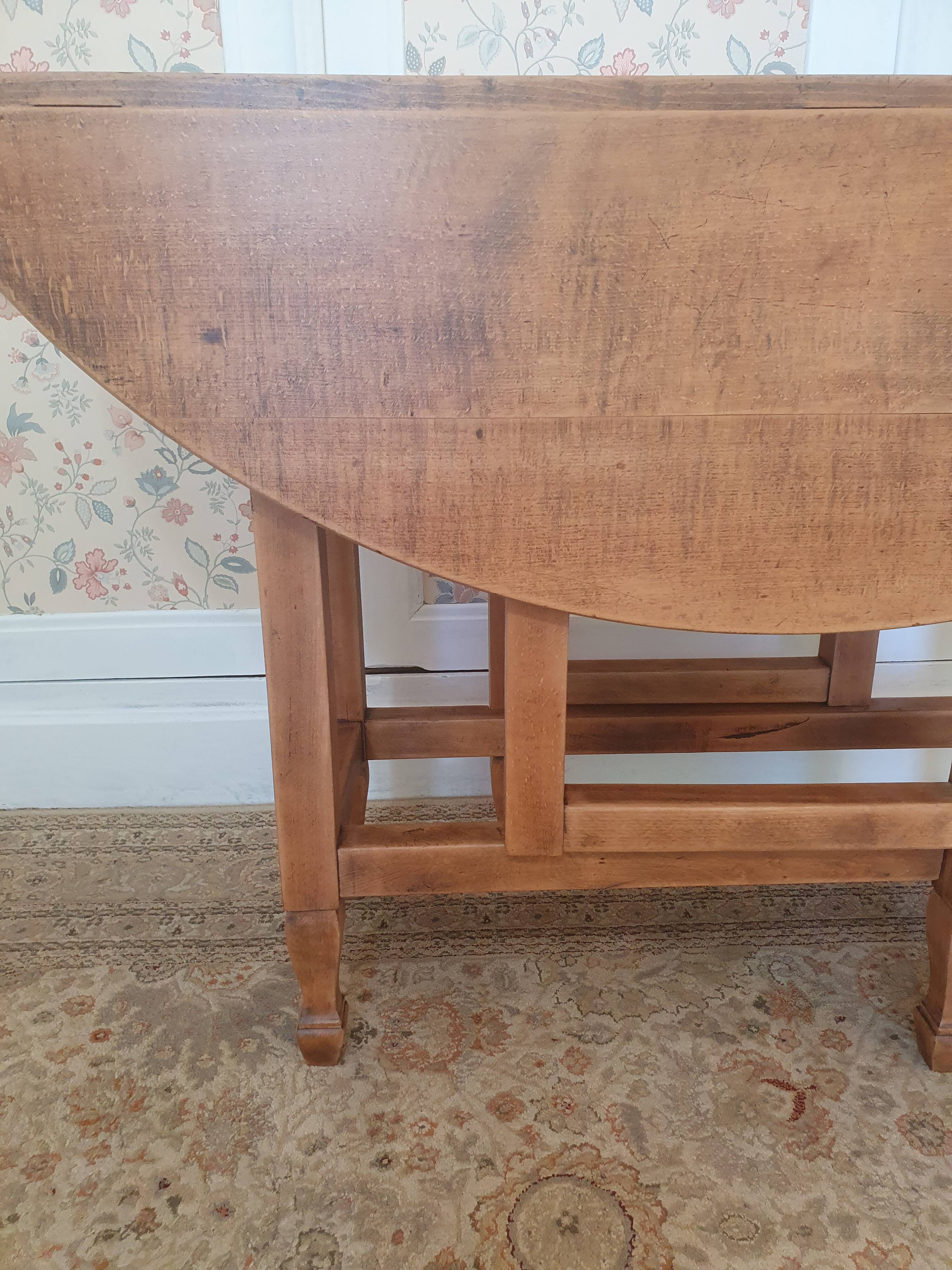 Drop-leaf gateleg table