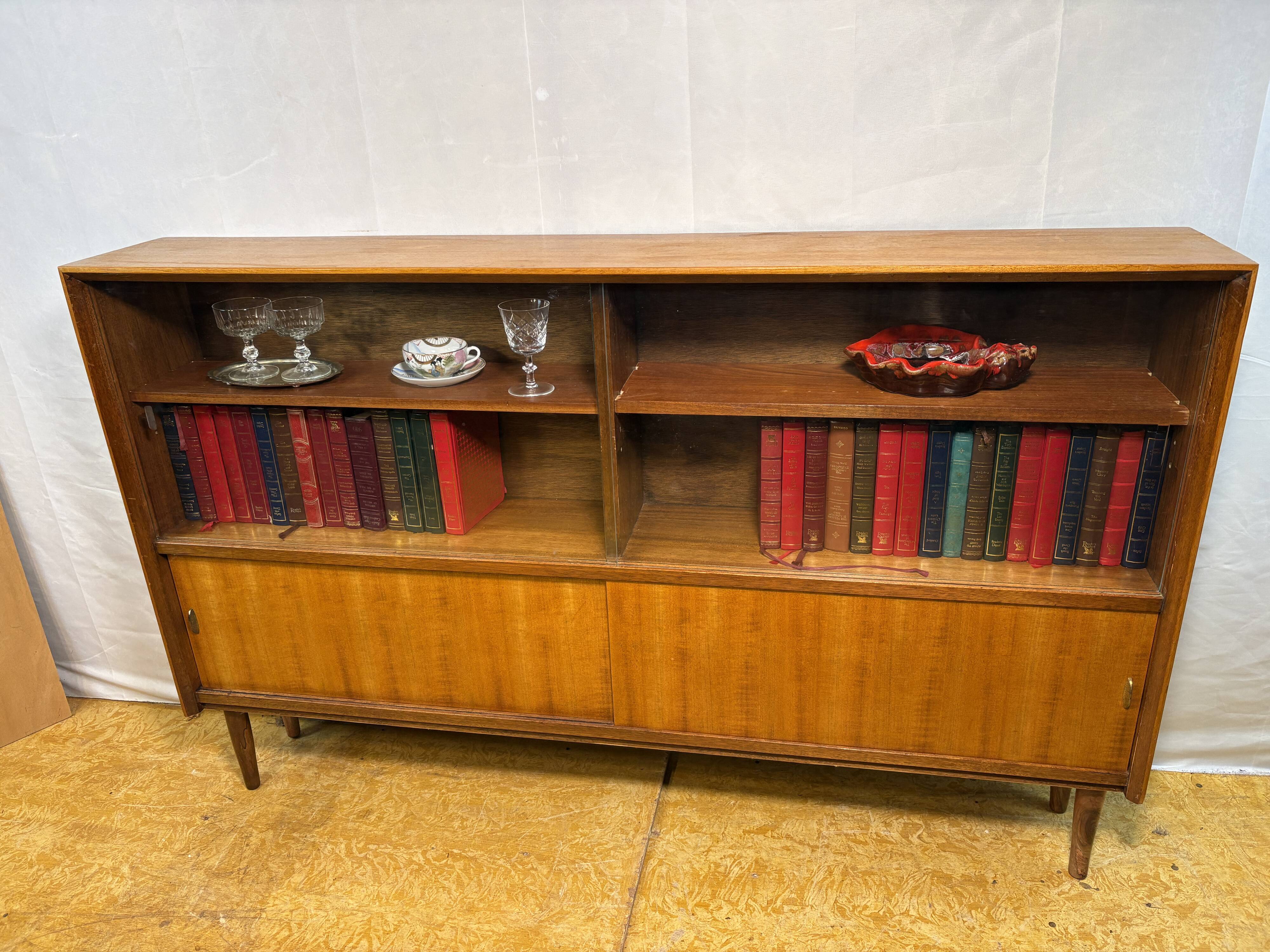 Bibliothèque vintage rétro en teck style milieu du siècle par Herbert E. Gibbs 1960 Slim •