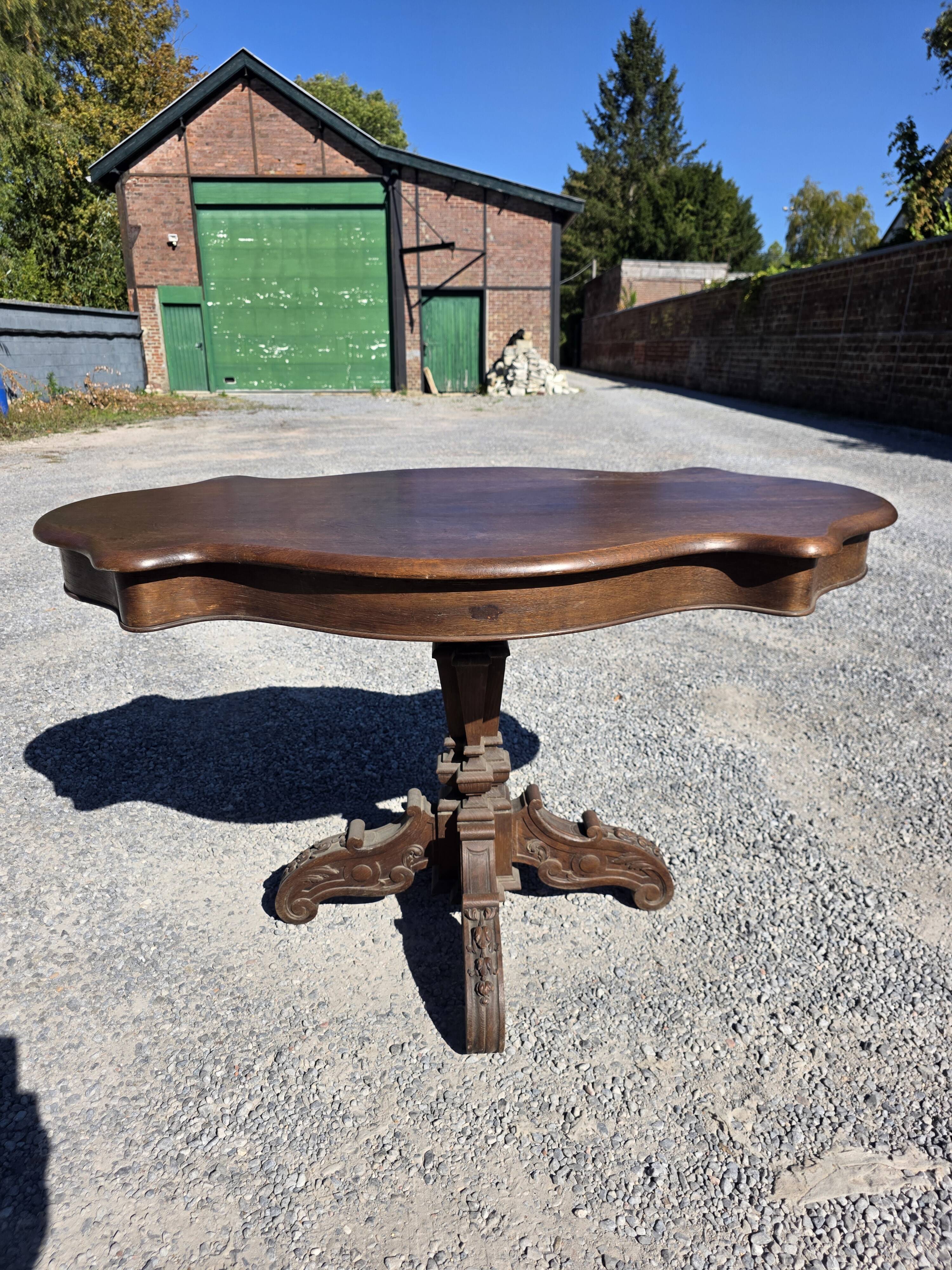 Antique round table in solid oak