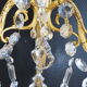 Paire d’appliques deux feux en bronze avec pampilles et guirlandes en cristal – Style Louis XV