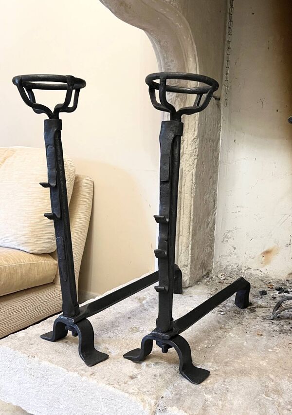 Paire de landiers XVIIIe en fer forgé, chenets porte buches