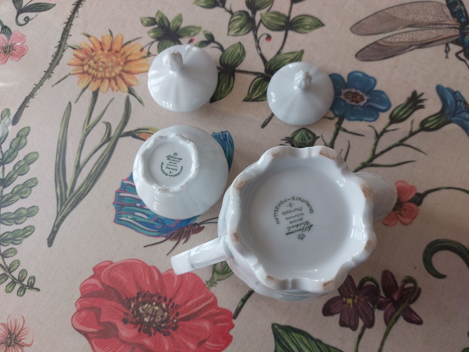 Porcelain teapot and sweetener