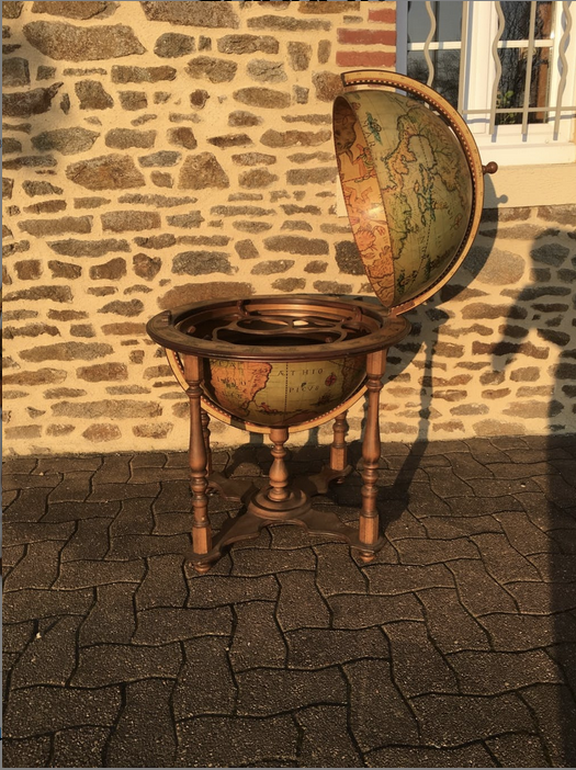 Vintage world map bar in wood