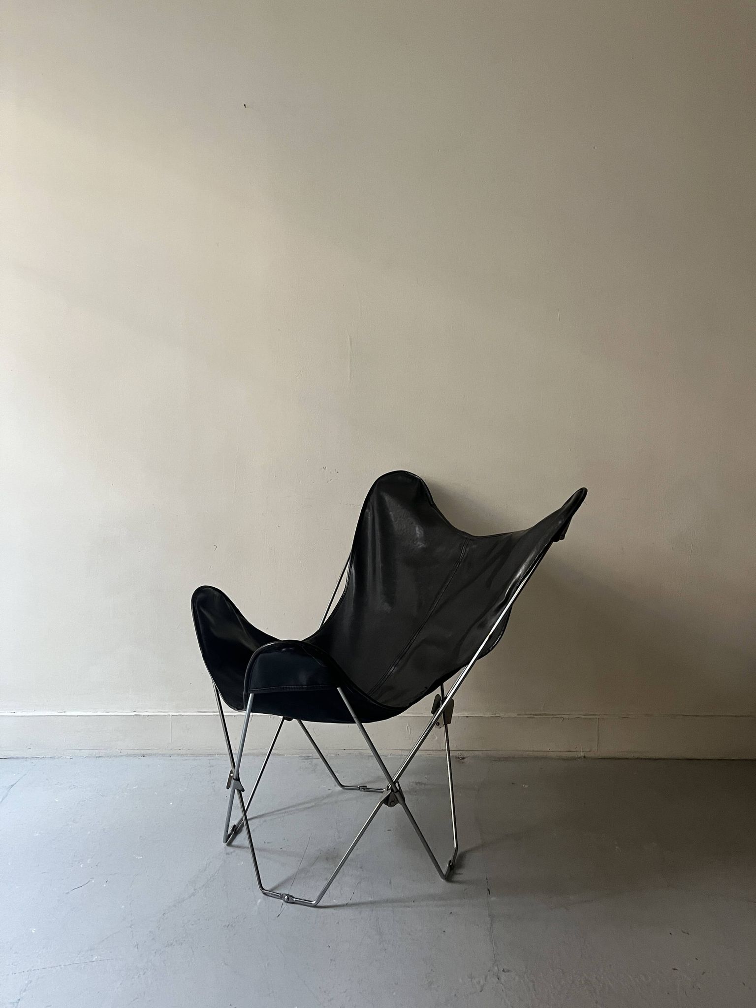 fauteuil design papillon en chrome et cuir noir