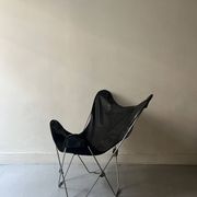 fauteuil design papillon en chrome et cuir noir