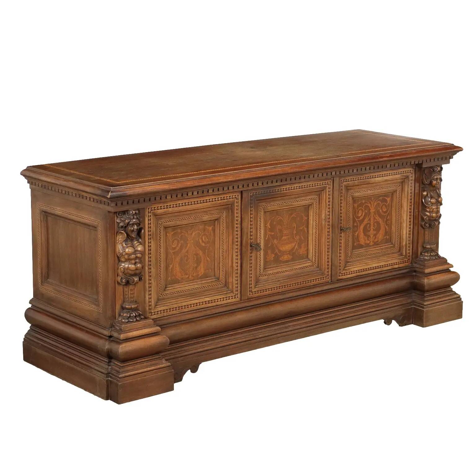 Buffet ancien néo-Renaissance en noyer avec incrustations d’érable, XXe siècle