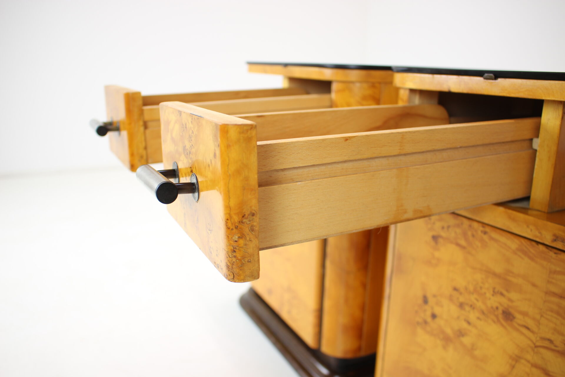 Ensemble de deux tables de chevet conçues par Jindřich Halabala pour UP závody, années 1950.