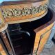 Buffet en marqueterie de style Louis XVI avec plateau en marbre