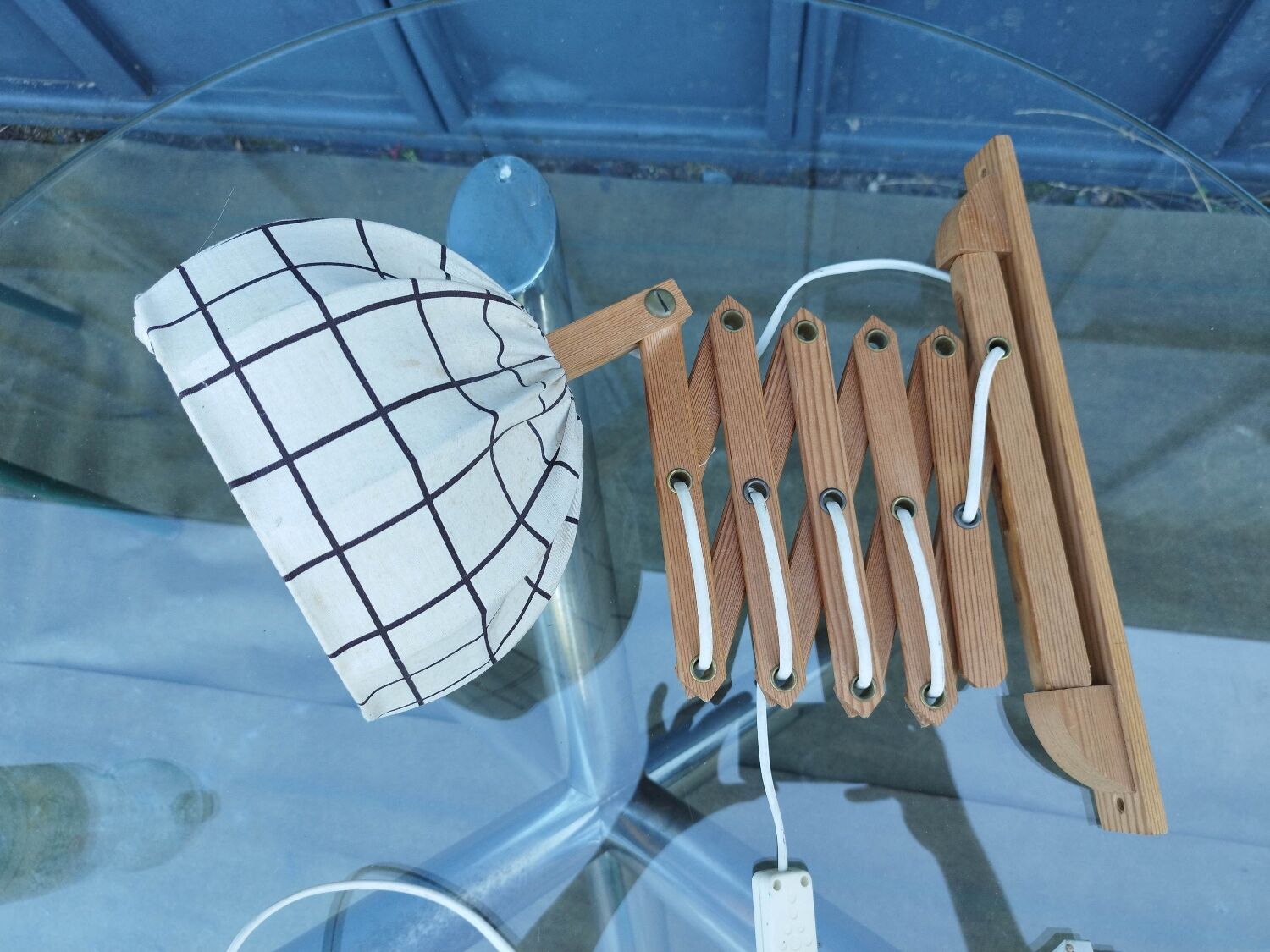 Articulated arm scissor wall light