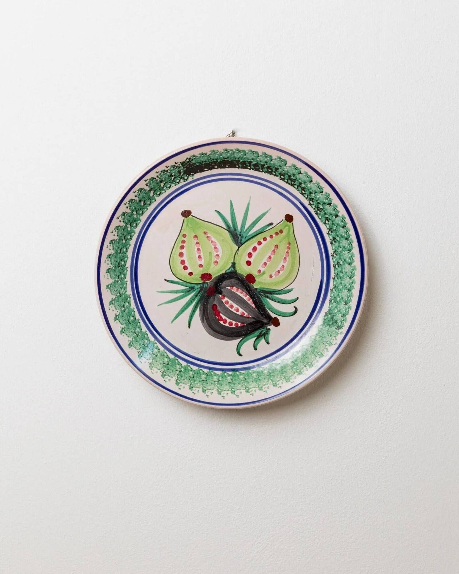 XXL vintage wall or collector's plate in ceramic - hand-painted fruit pattern, 3 figs - Sicily, Italy, 1960s - retro decoration, elegant gift idea
