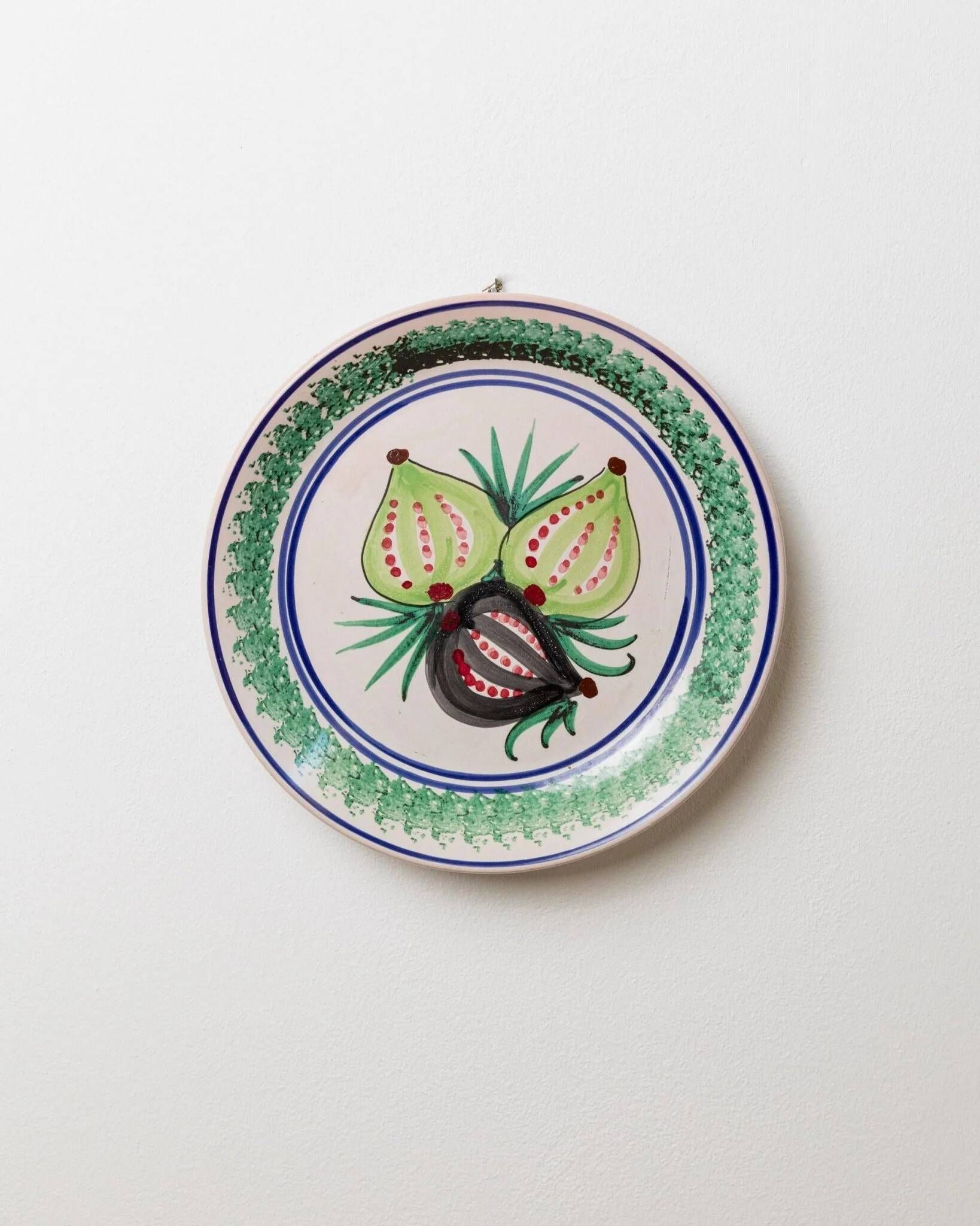 XXL vintage wall or collector's plate in ceramic - hand-painted fruit pattern, 3 figs - Sicily, Italy, 1960s - retro decoration, elegant gift idea