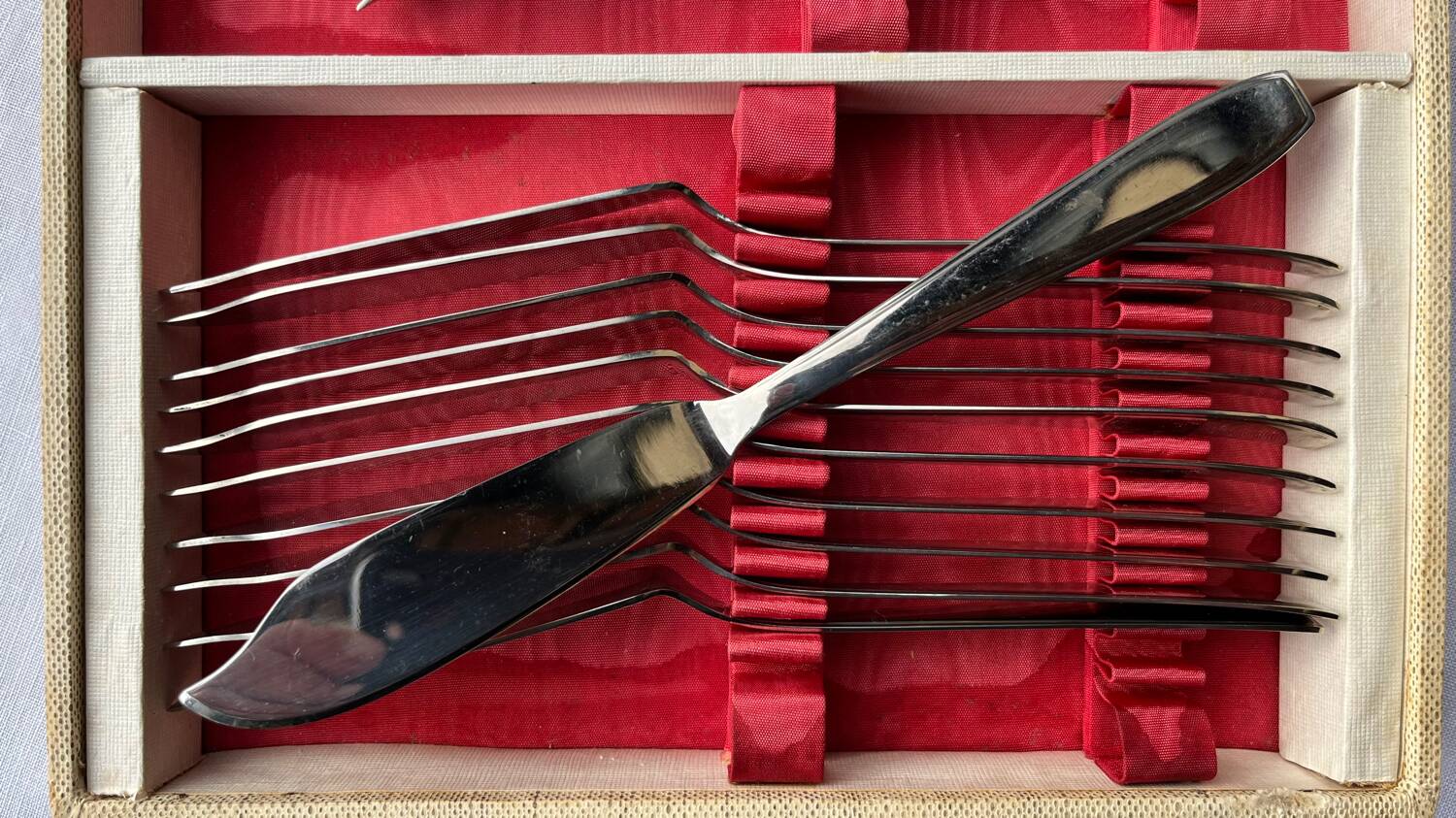 Goldsmith's box of 19 fish cutlery