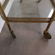 Desserte roulante en laiton doré et verre