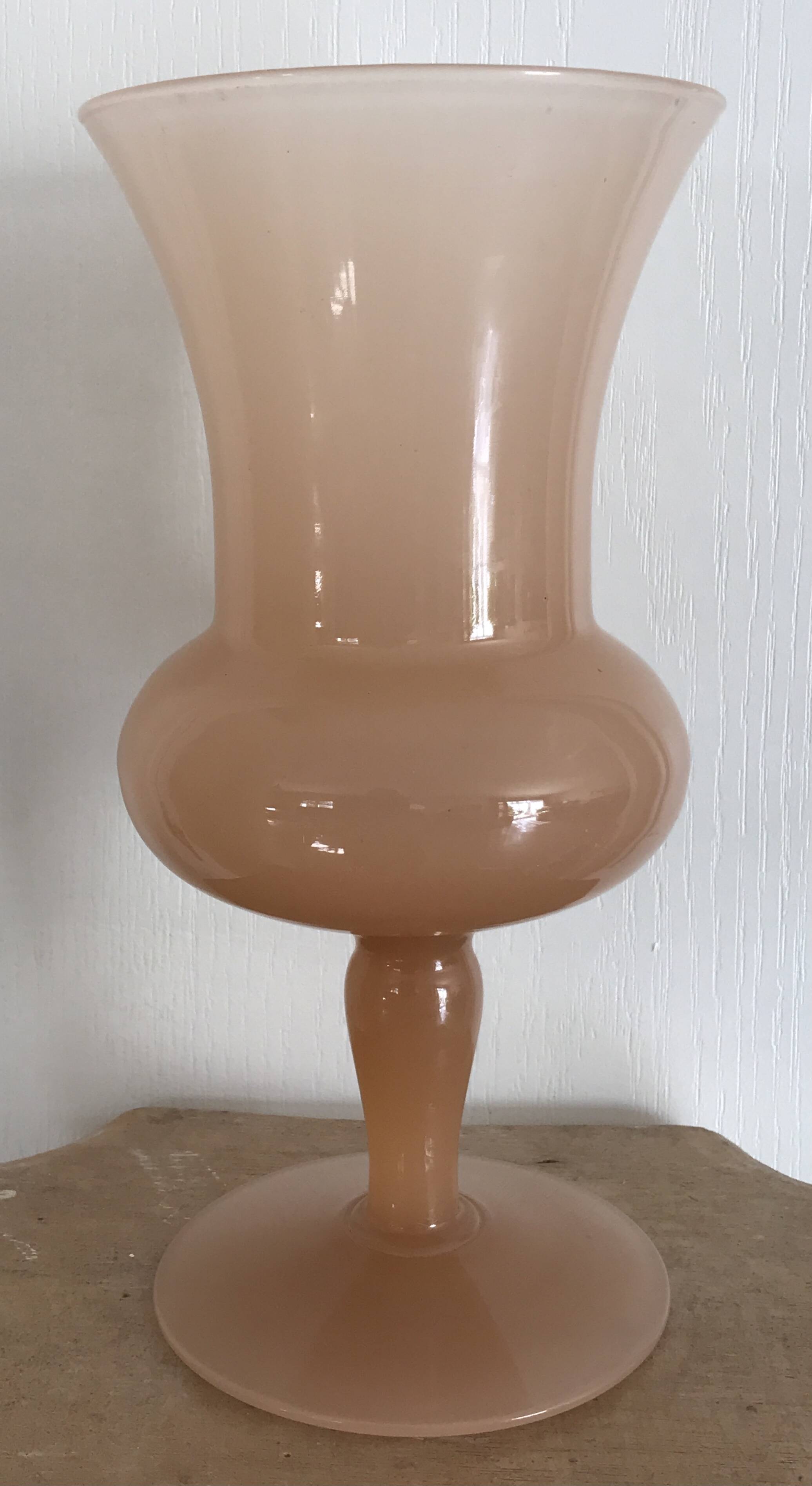 Vintage vase in opaline old pink medici style