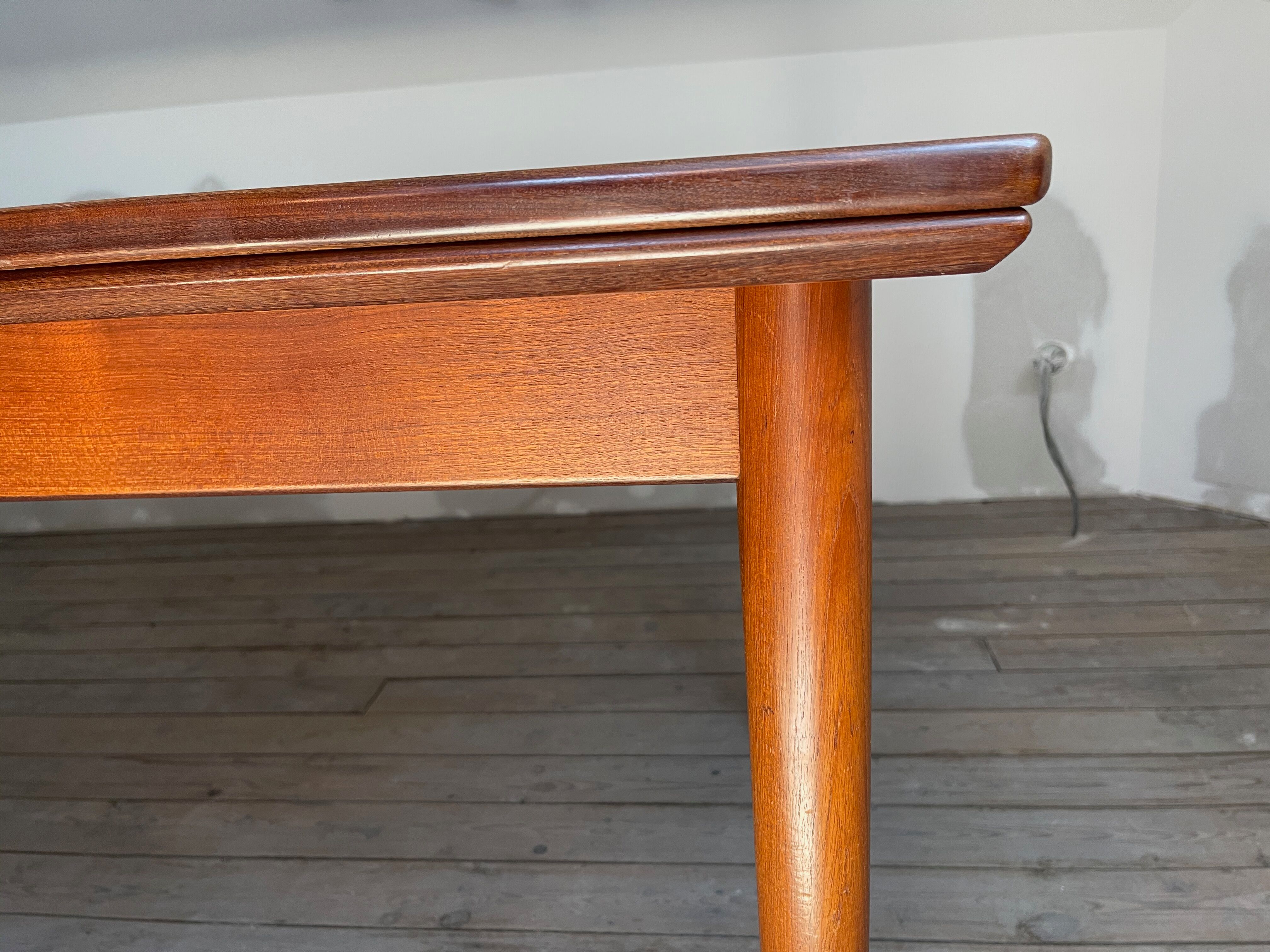 Scandinavian table in tack