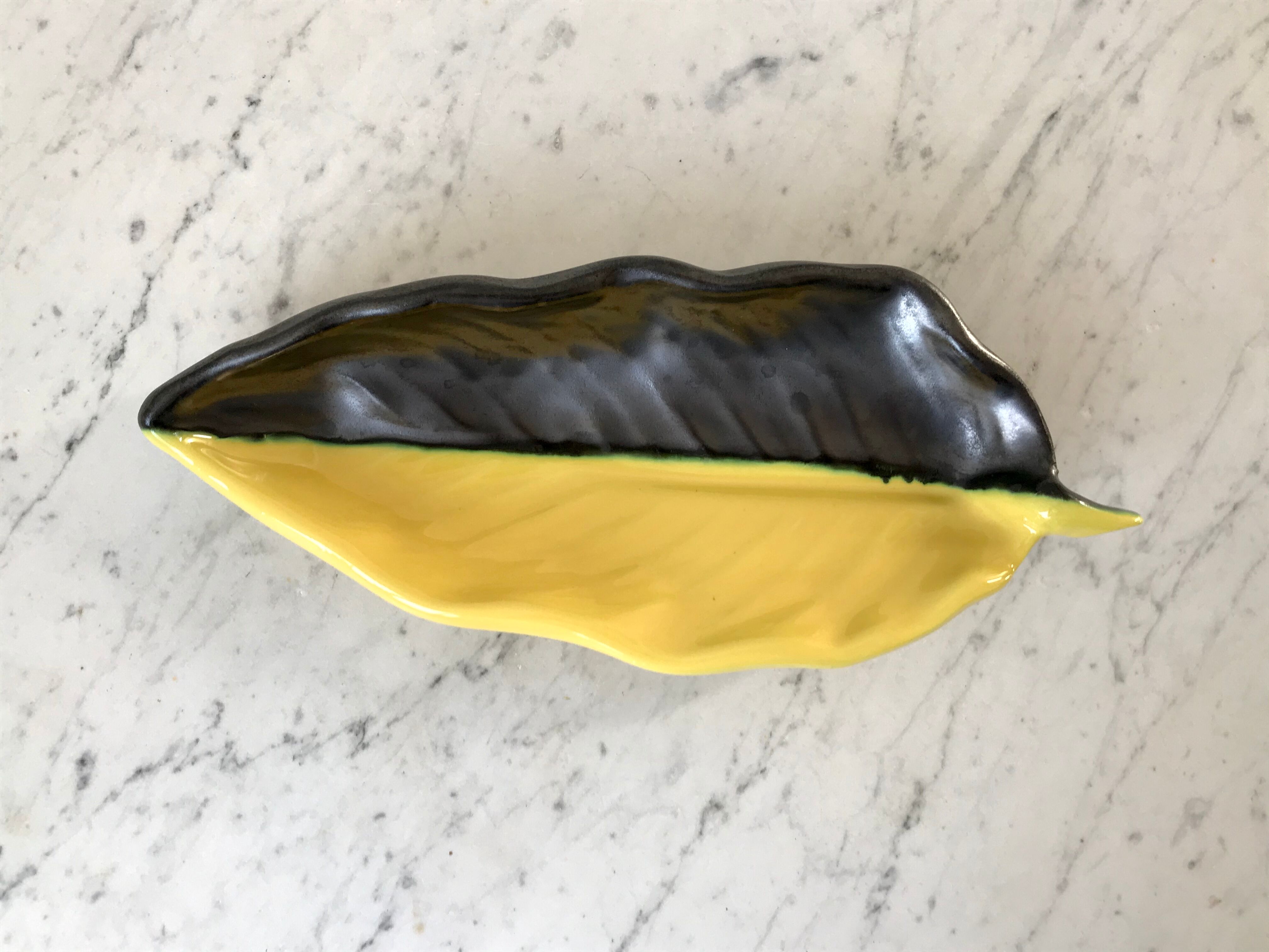 Feuille bicolore en céramique signée années 70
