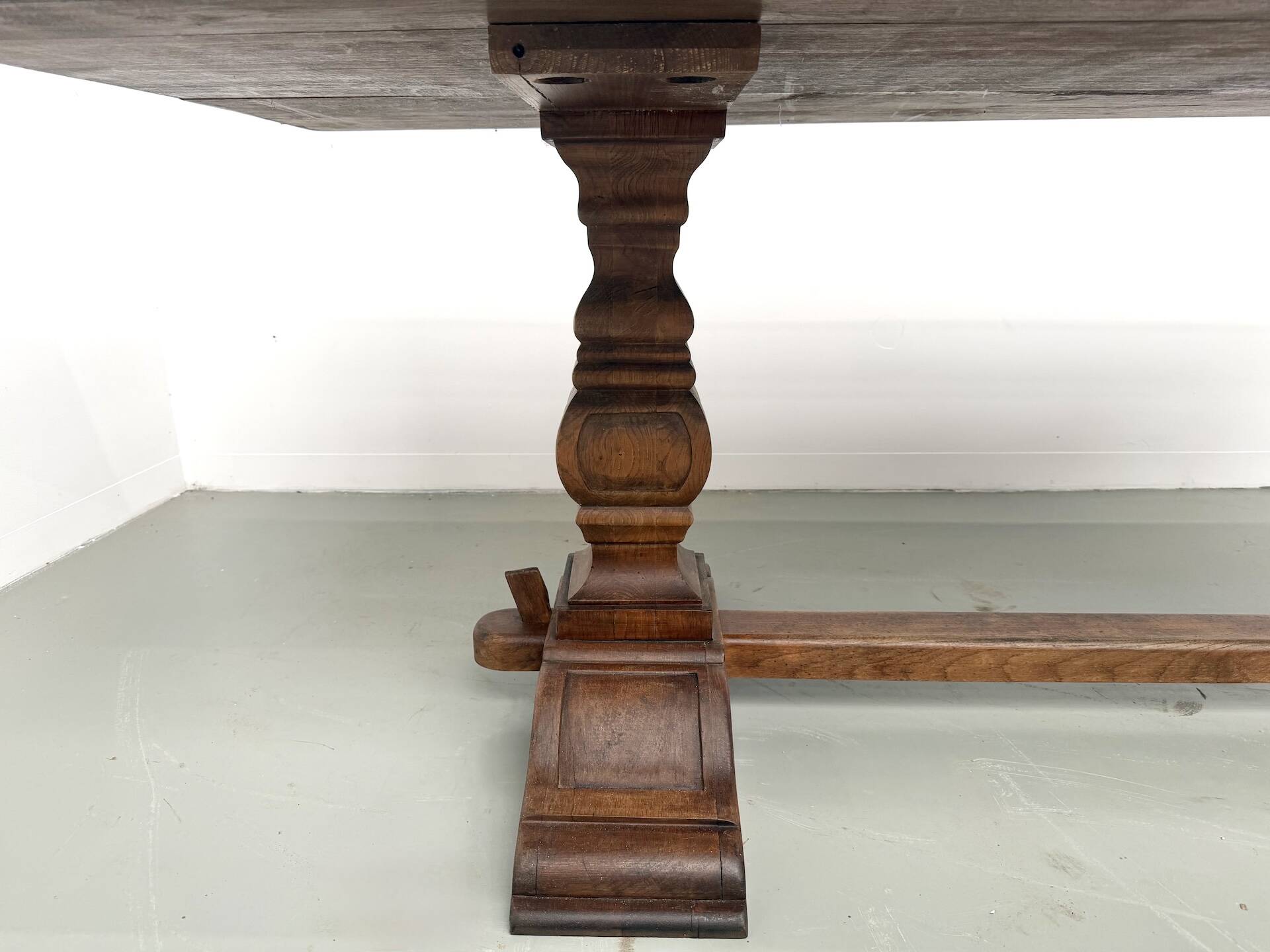 Table monastère en chêne massif, balustres tournés, France, années 1930