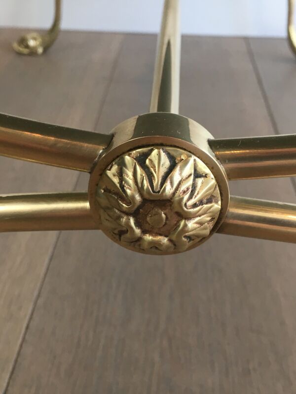 Table basse de style néoclassique en laiton à décor de têtes de dauphins