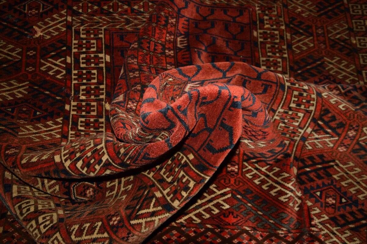 Ancient Turkmen Hatchlou rug: 120 × 150 cm "Galerie Sardje"