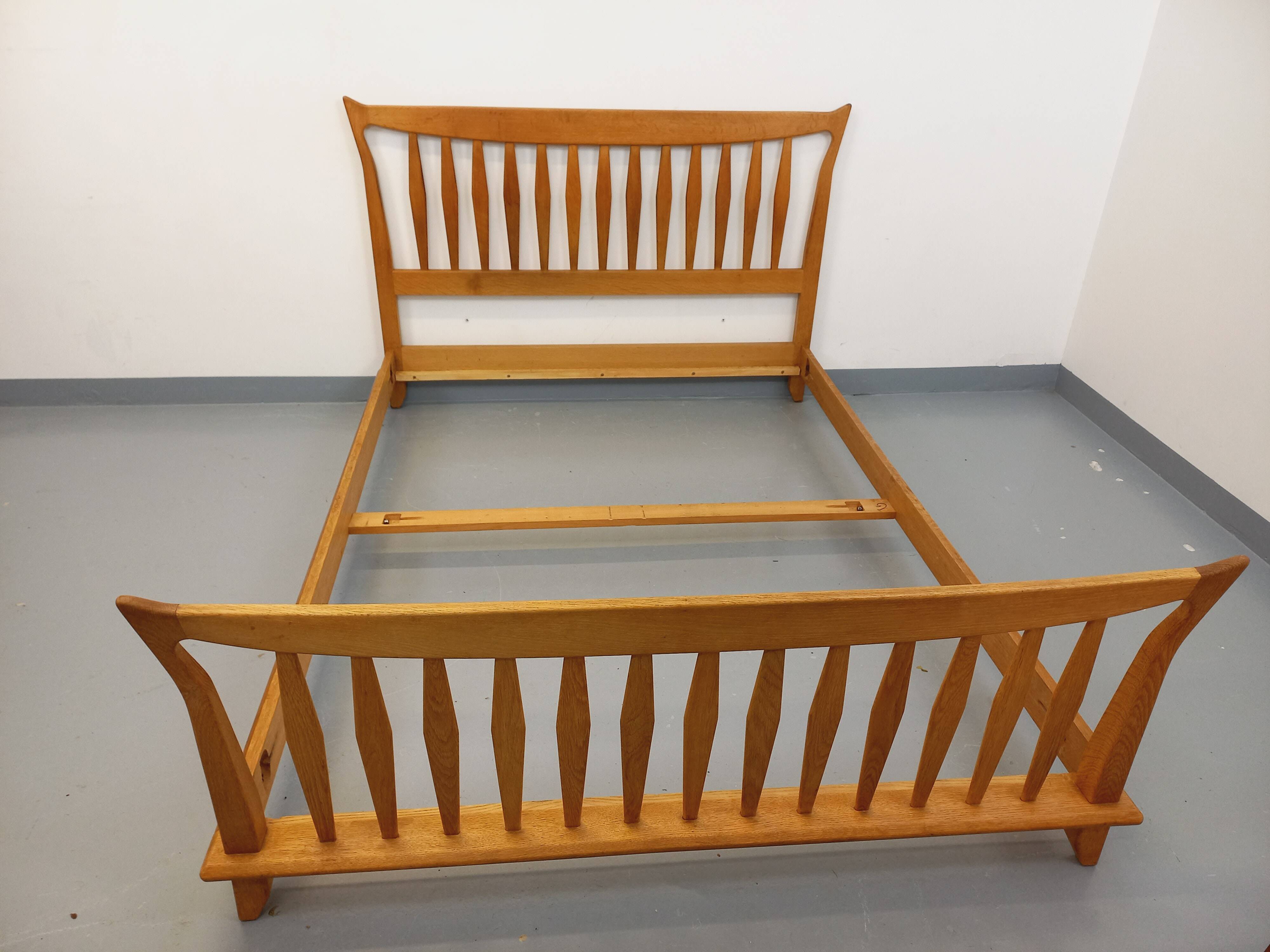 Lit double vintage français Guillerme et Chambron en chêne massif années 60