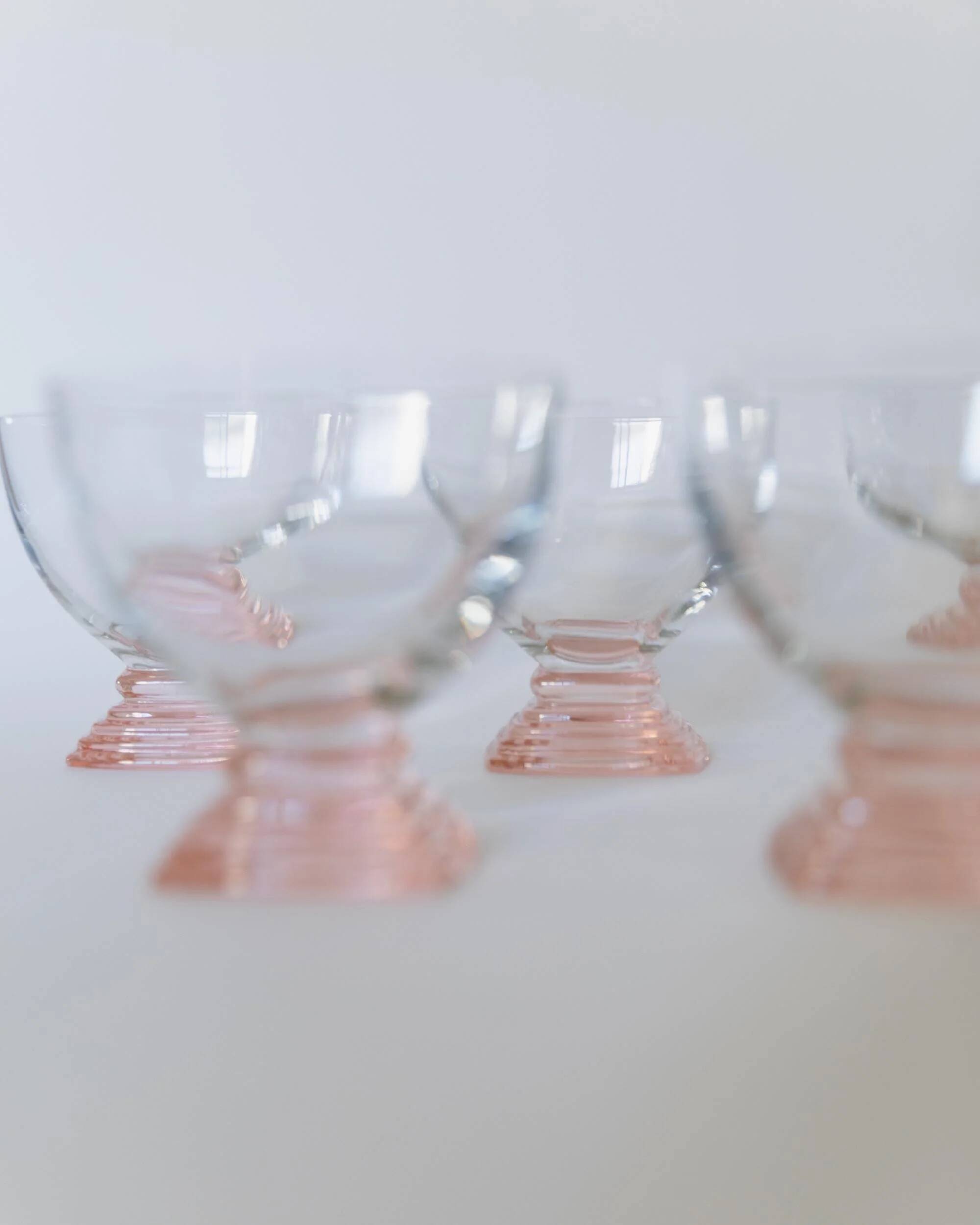 Lot vintage de 7 verres à vin des années 1980 en verre transparent avec pied rose à étages, par Bormioli (Italie)