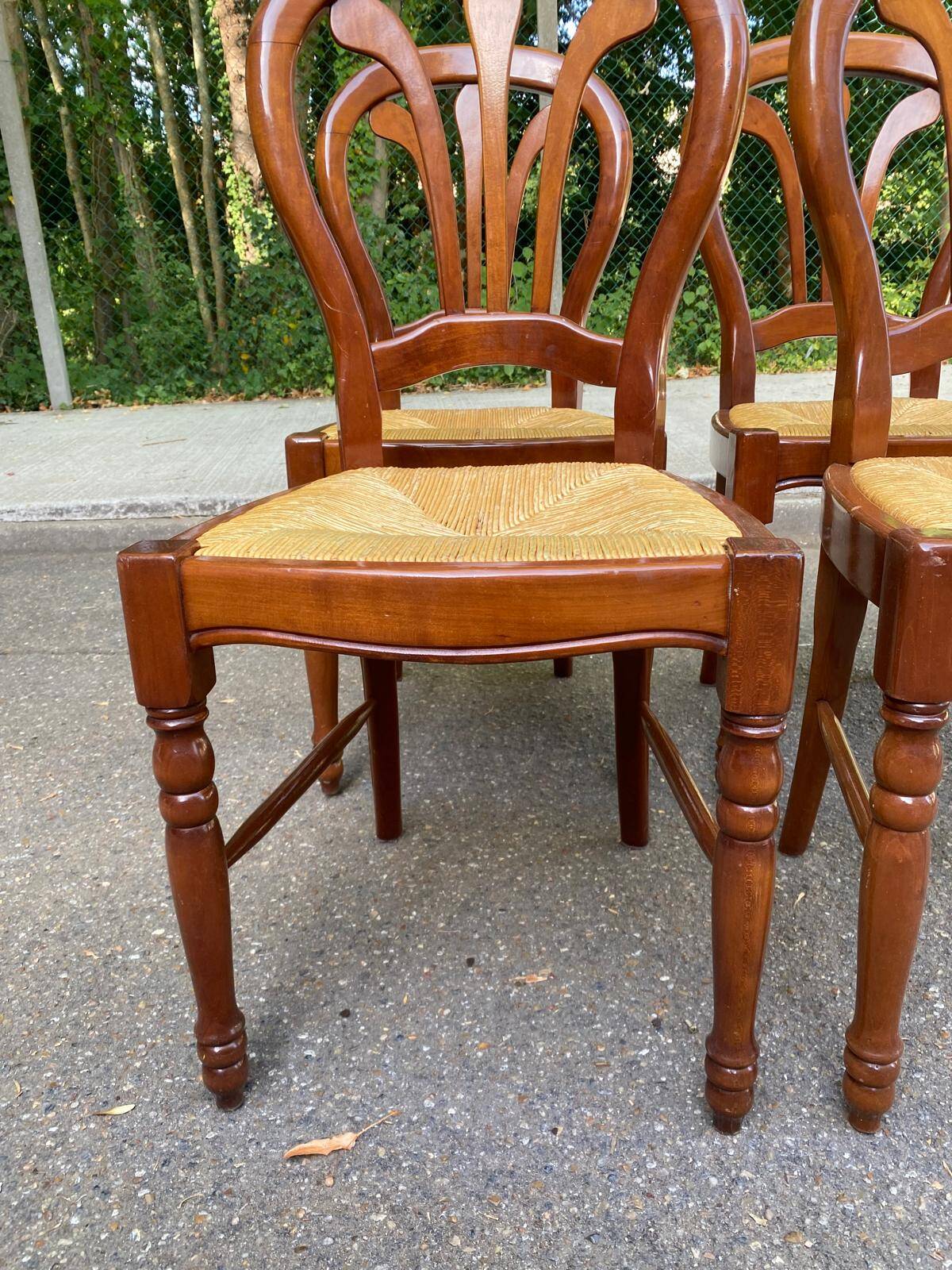 4 country-style medallion chairs in solid cherry with rush seats from the 1990s.