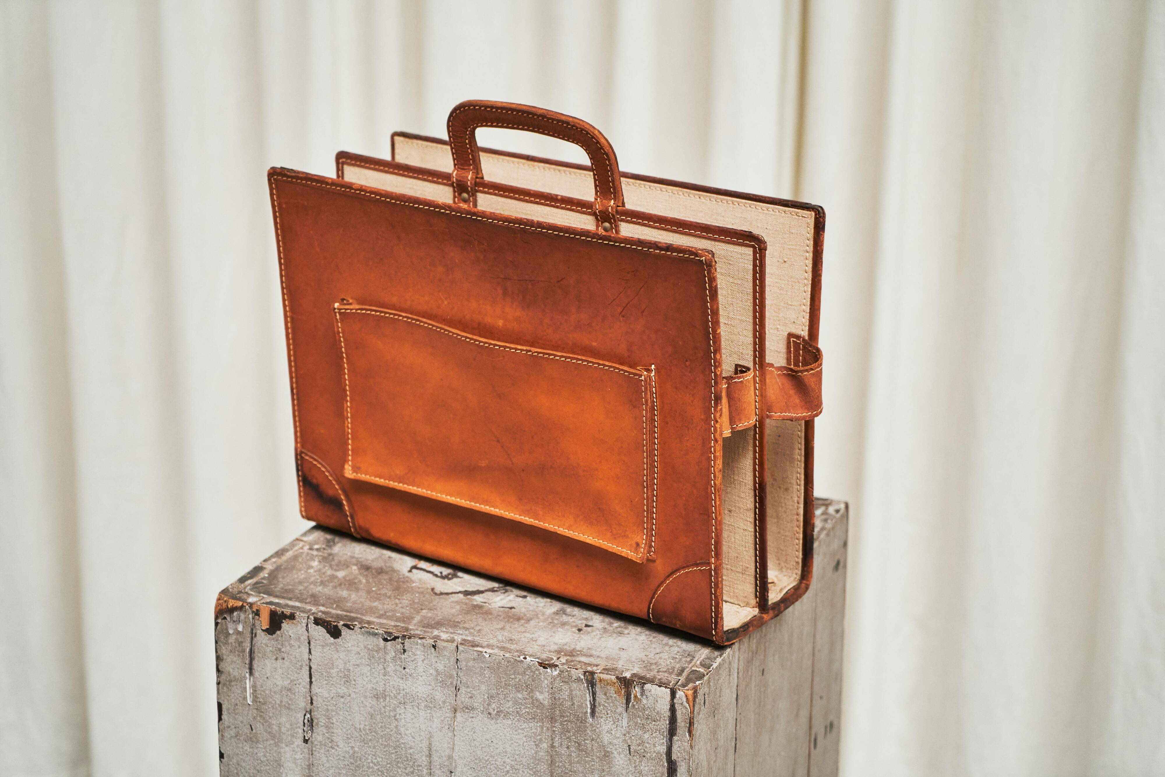 Trompe-l'Oeil magazine rack 'Actentasche' in patinated leather and canvas