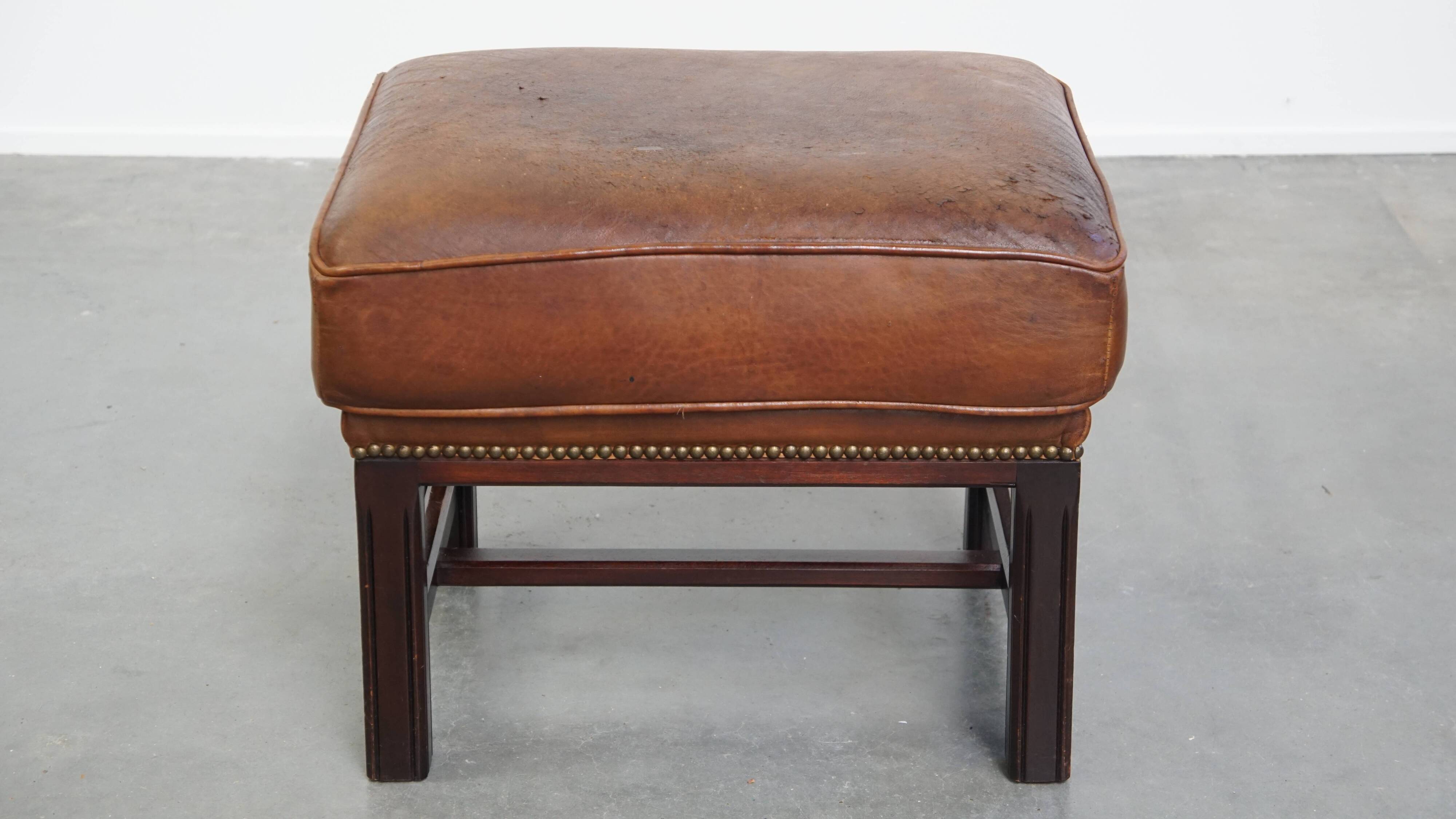 Pouf en cuir de mouton avec cadre en bois