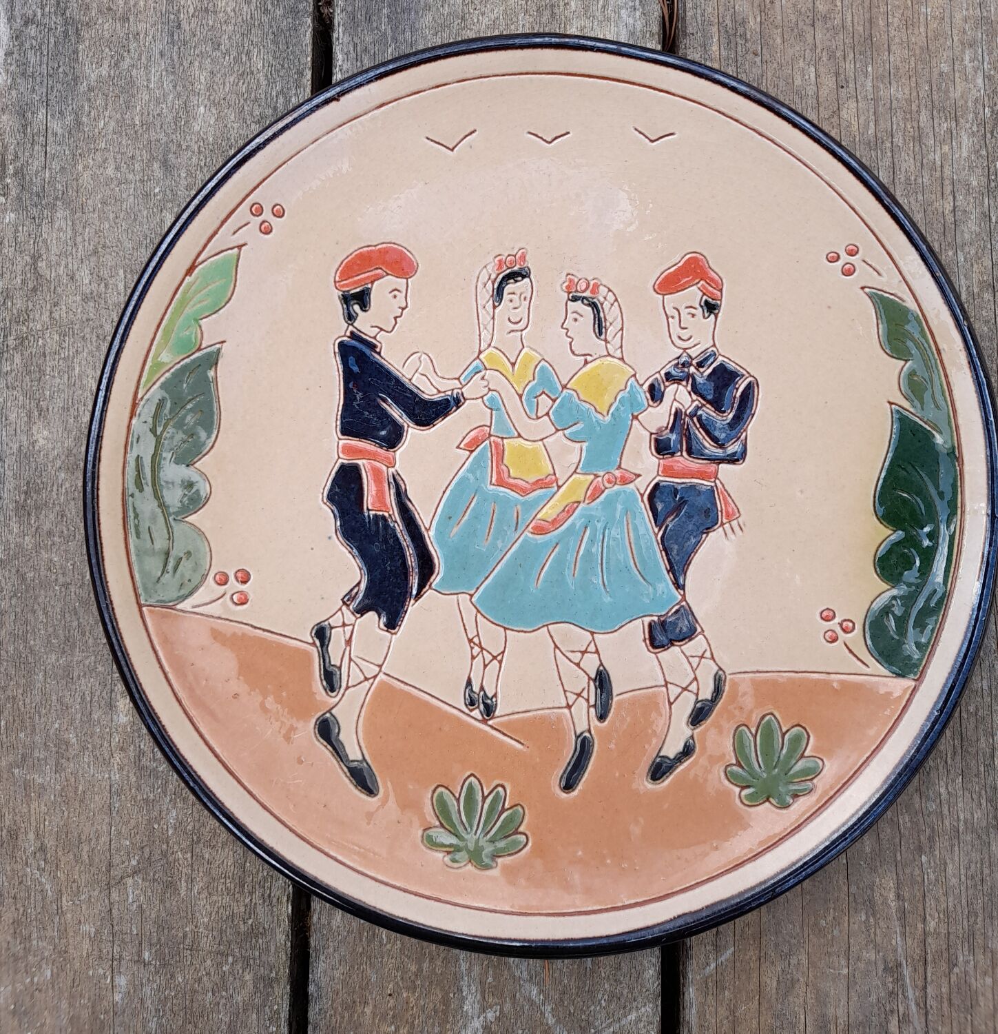 Duo of wall plates or dish traditional Basque dancers, by Aparicio
