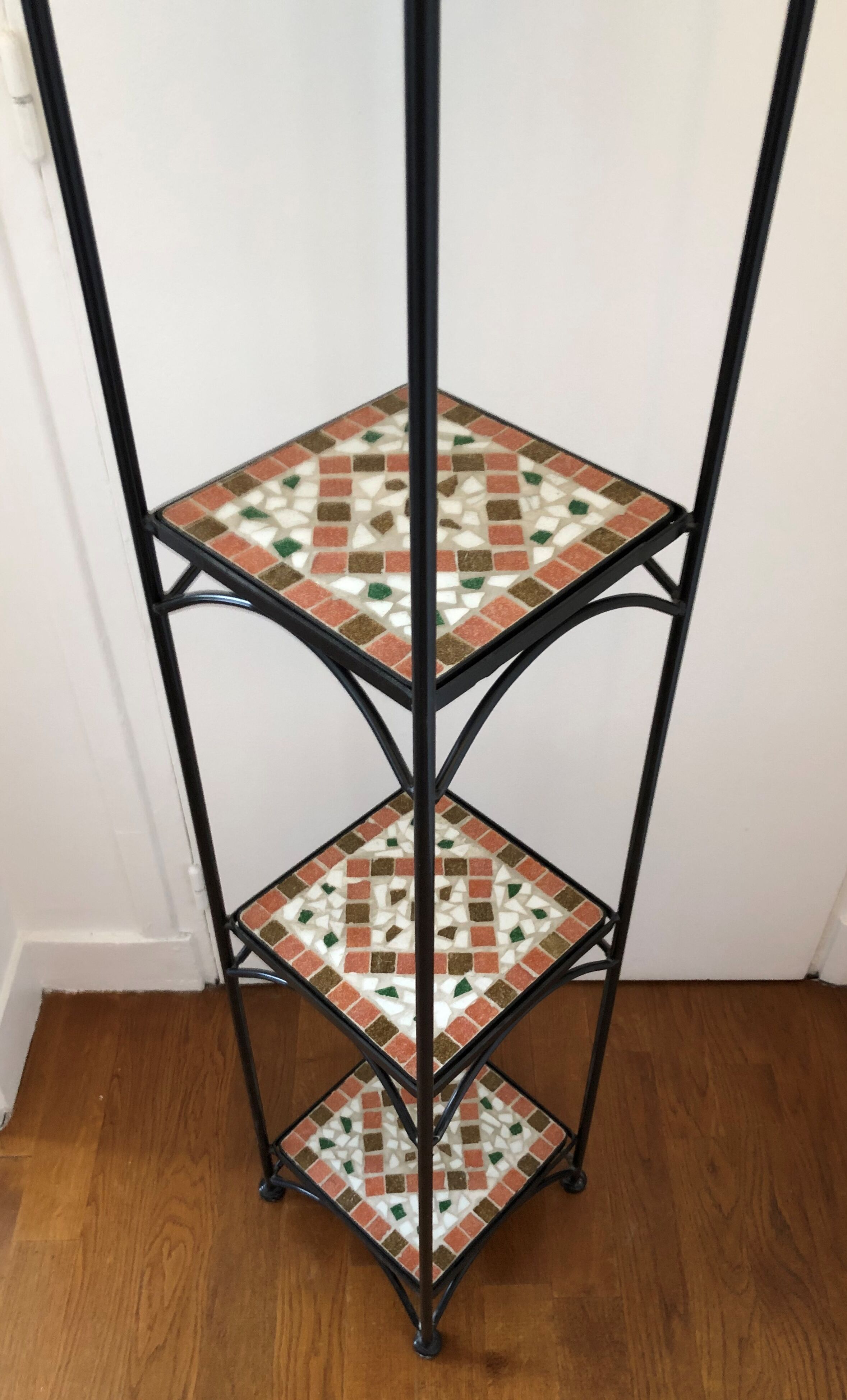 Etagère en fer forgé et mosaïque