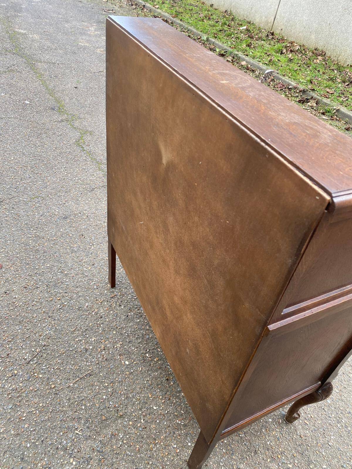 Secretary desk with slanted top and 3 drawers in Louis XV style.