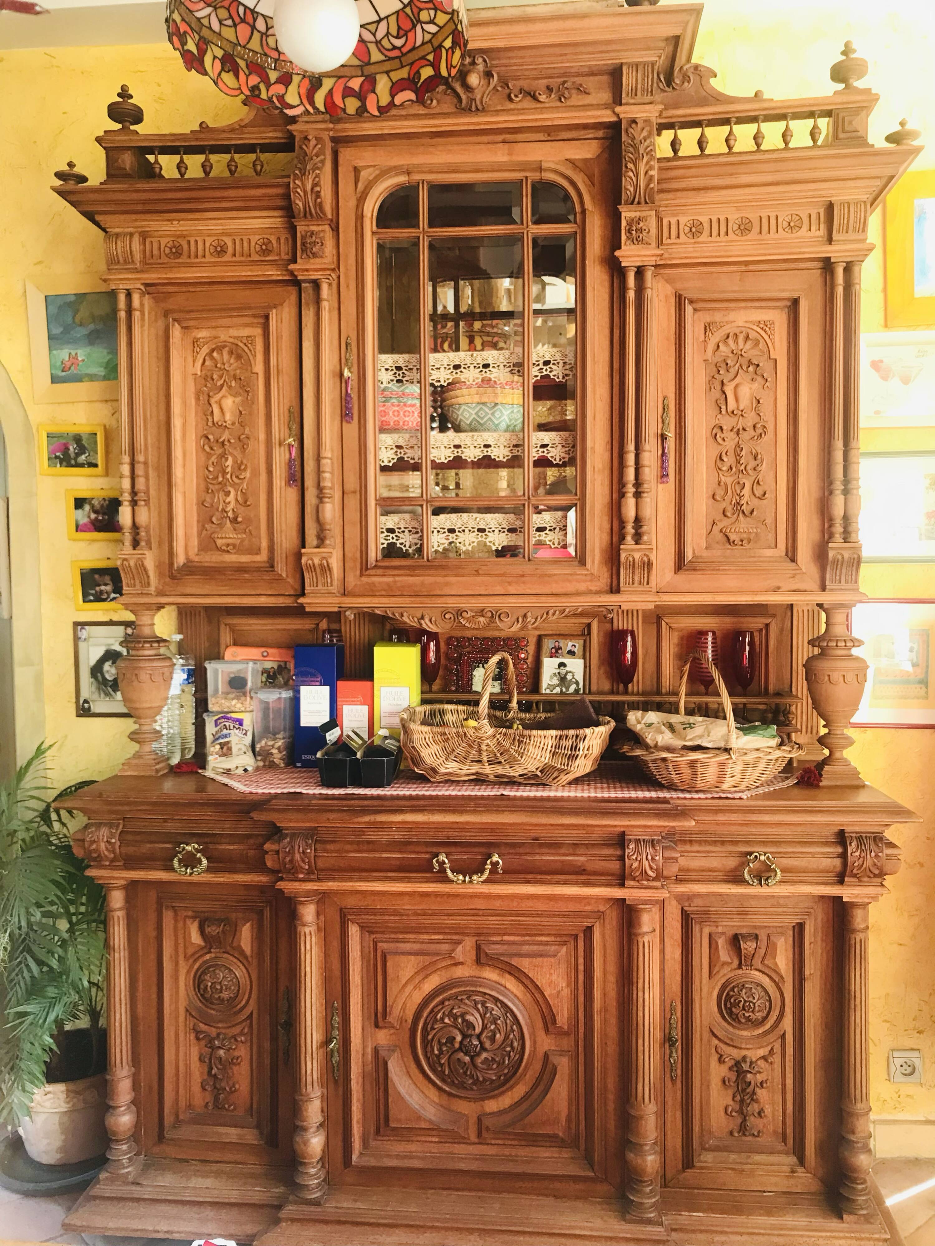 Antique buffet, 2 bodies in solid oak in the Henri II style, with bevelled glass display.