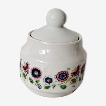 Sweetening white porcelain and flowers