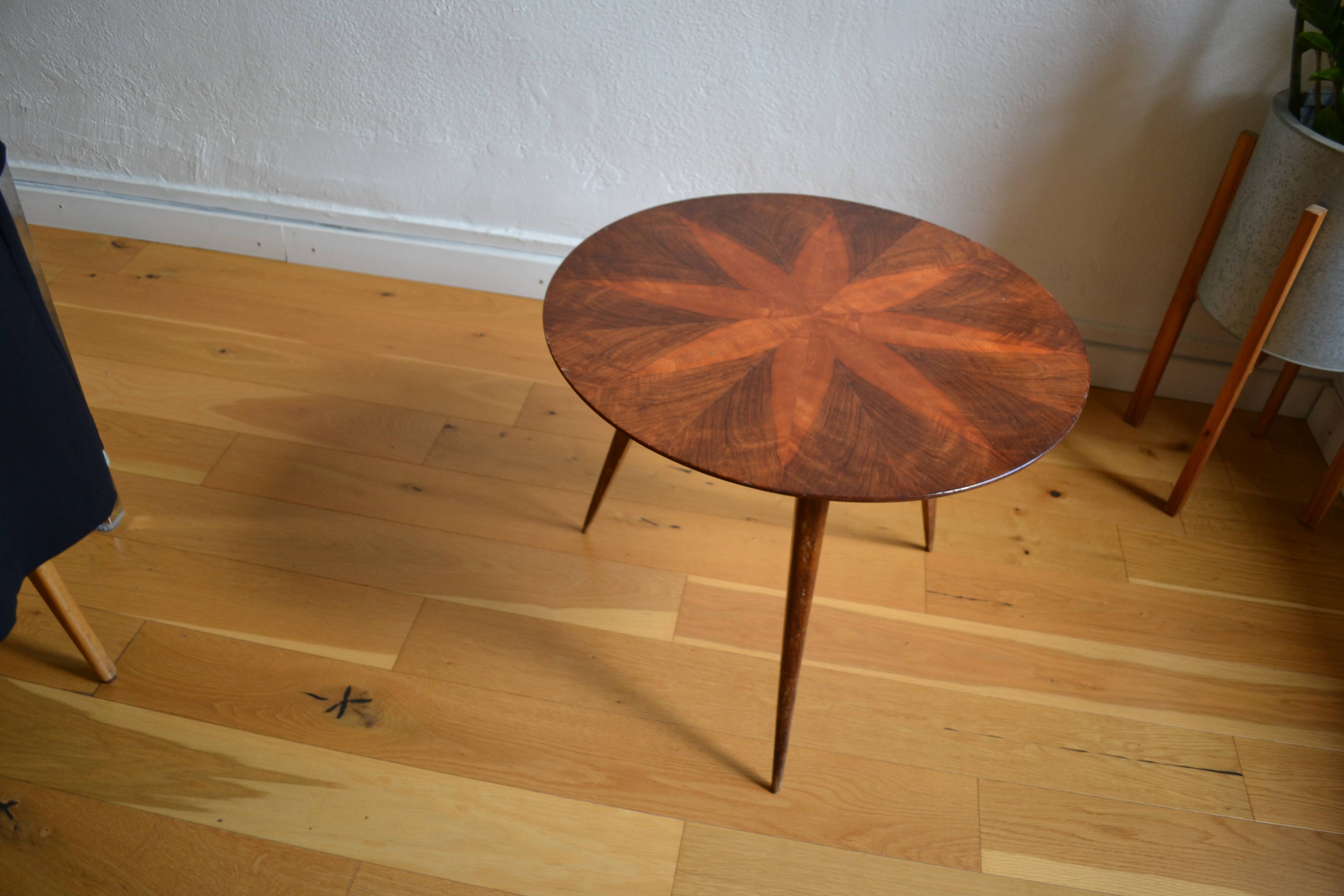 Round tripod coffee table from the 60s
