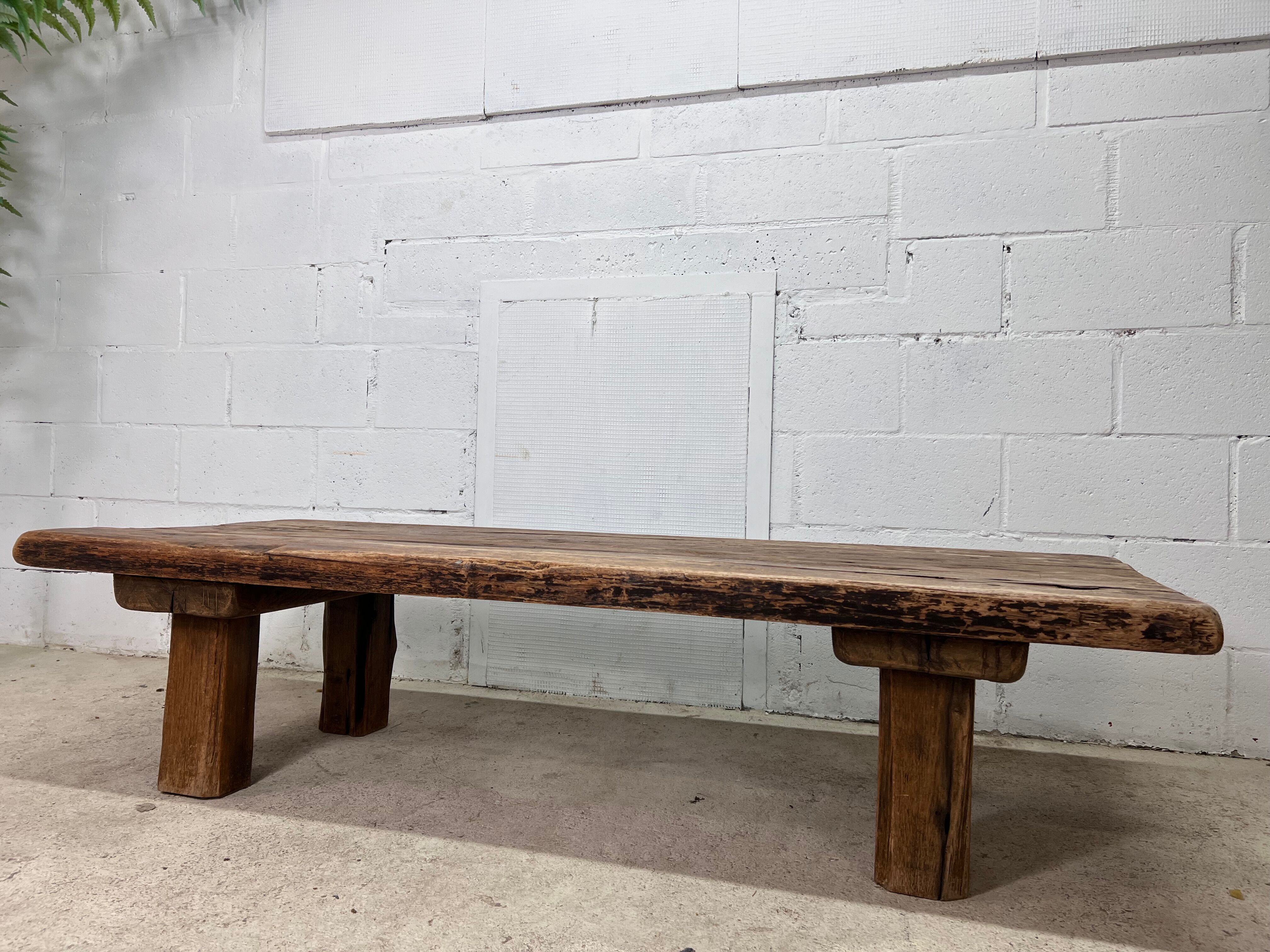 Ancienne table basse industrielle robuste en chêne