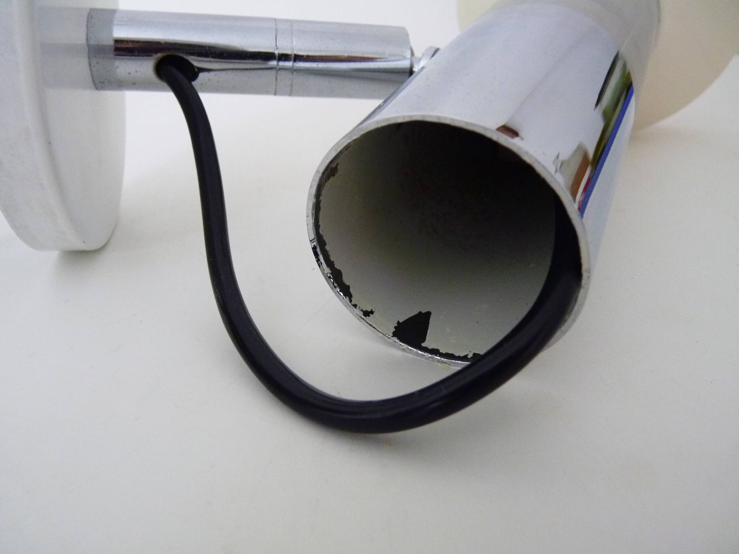 Adjustable wall spotlight in chrome-plated and white lacquered metal. 1970s