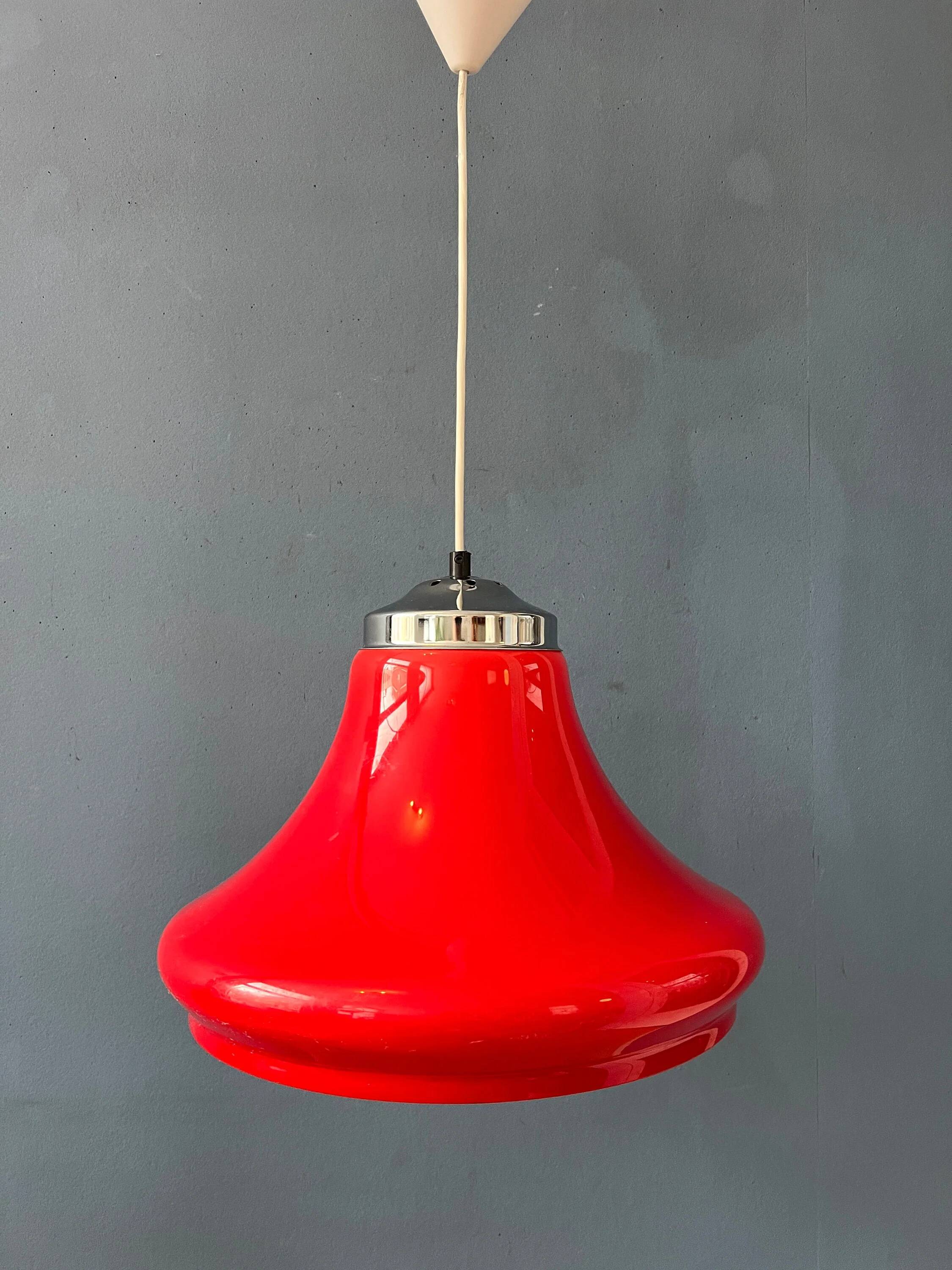 Suspension Space Age rouge en plexiglas avec dessus chromé