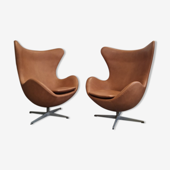 Pair Arne Jacobsen Egg chair by Fritz Hansen