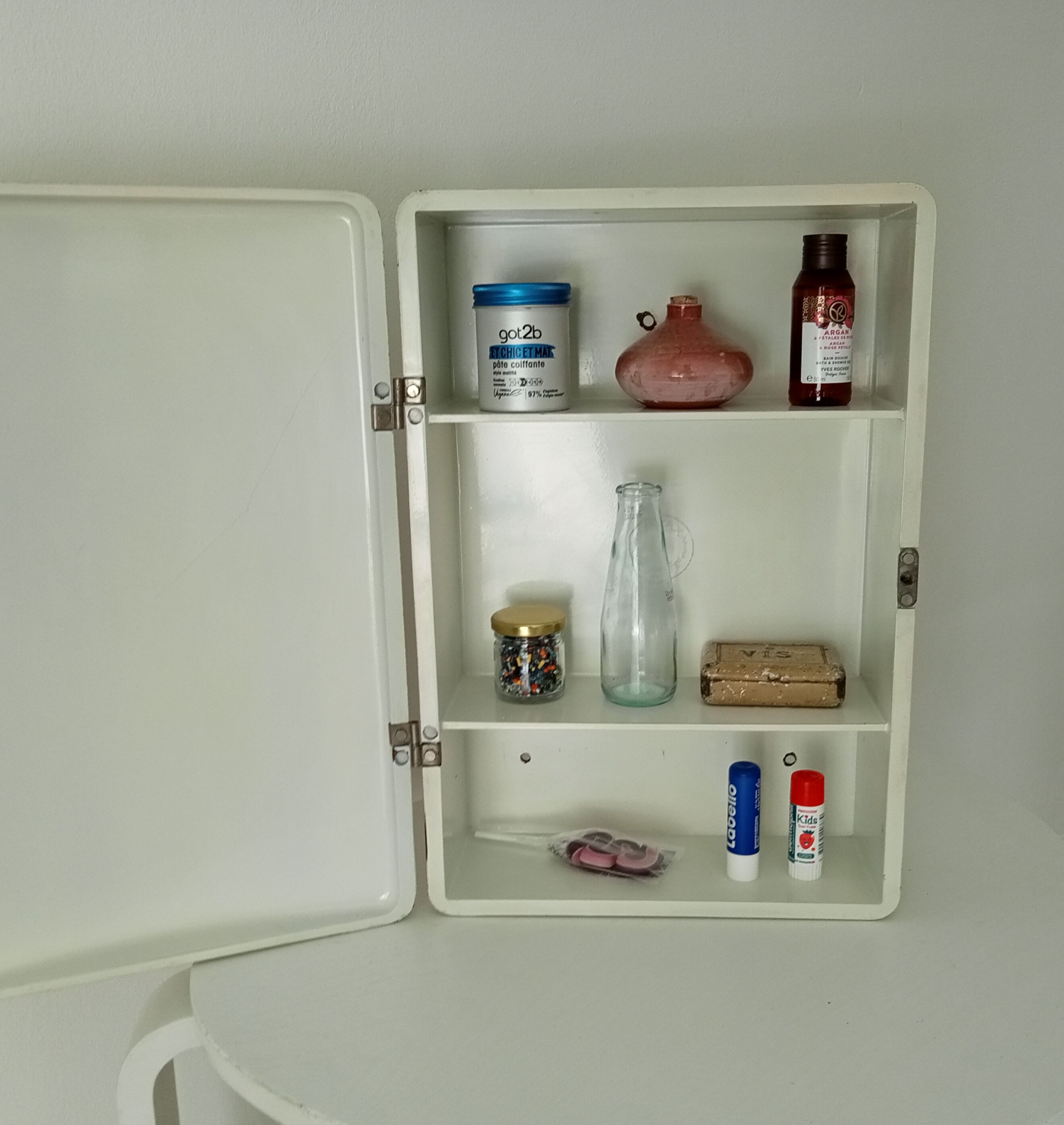 Vintage medicine cabinet in bakelite 70s