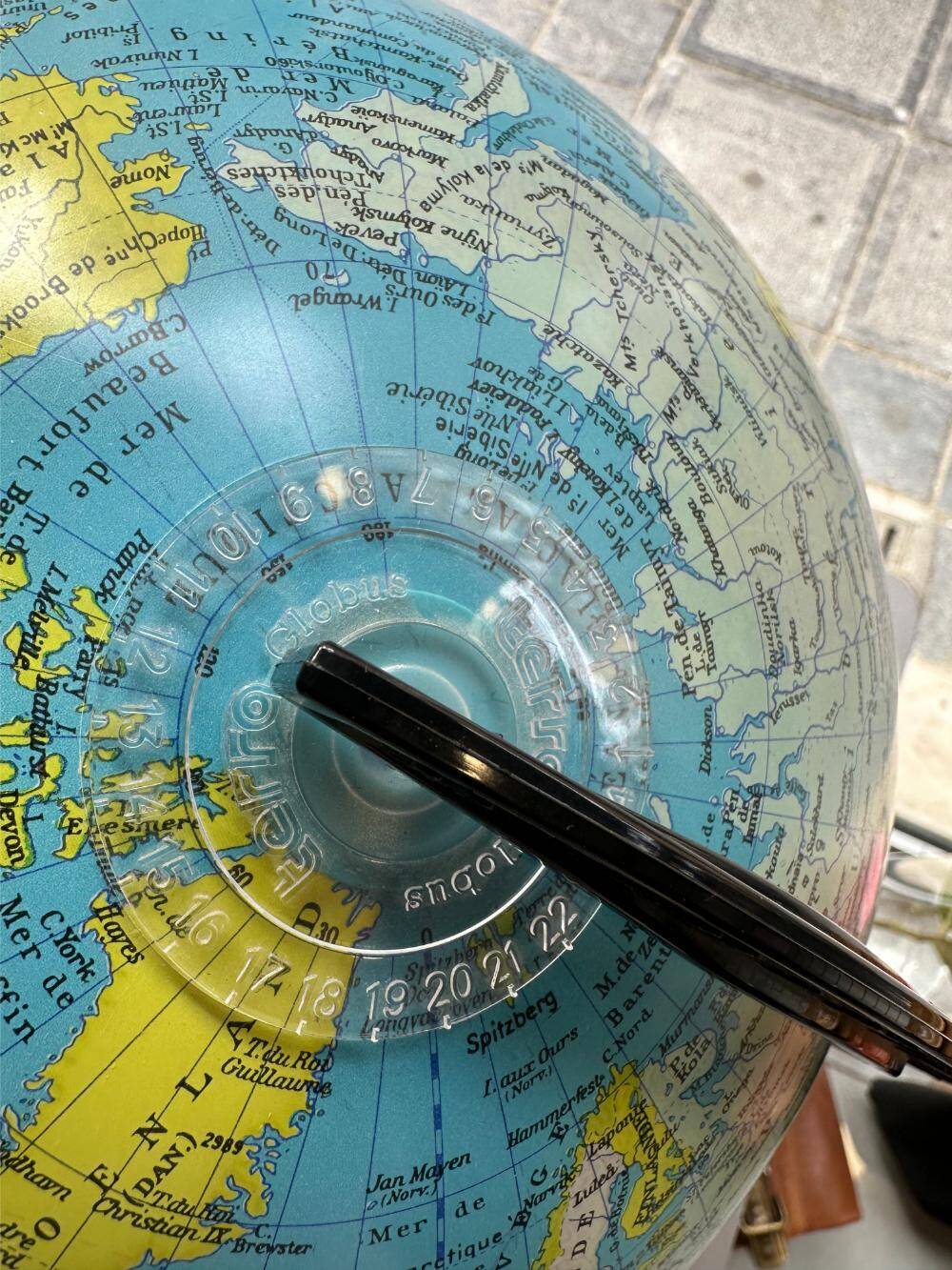 Globe terrestre lumineux vintage