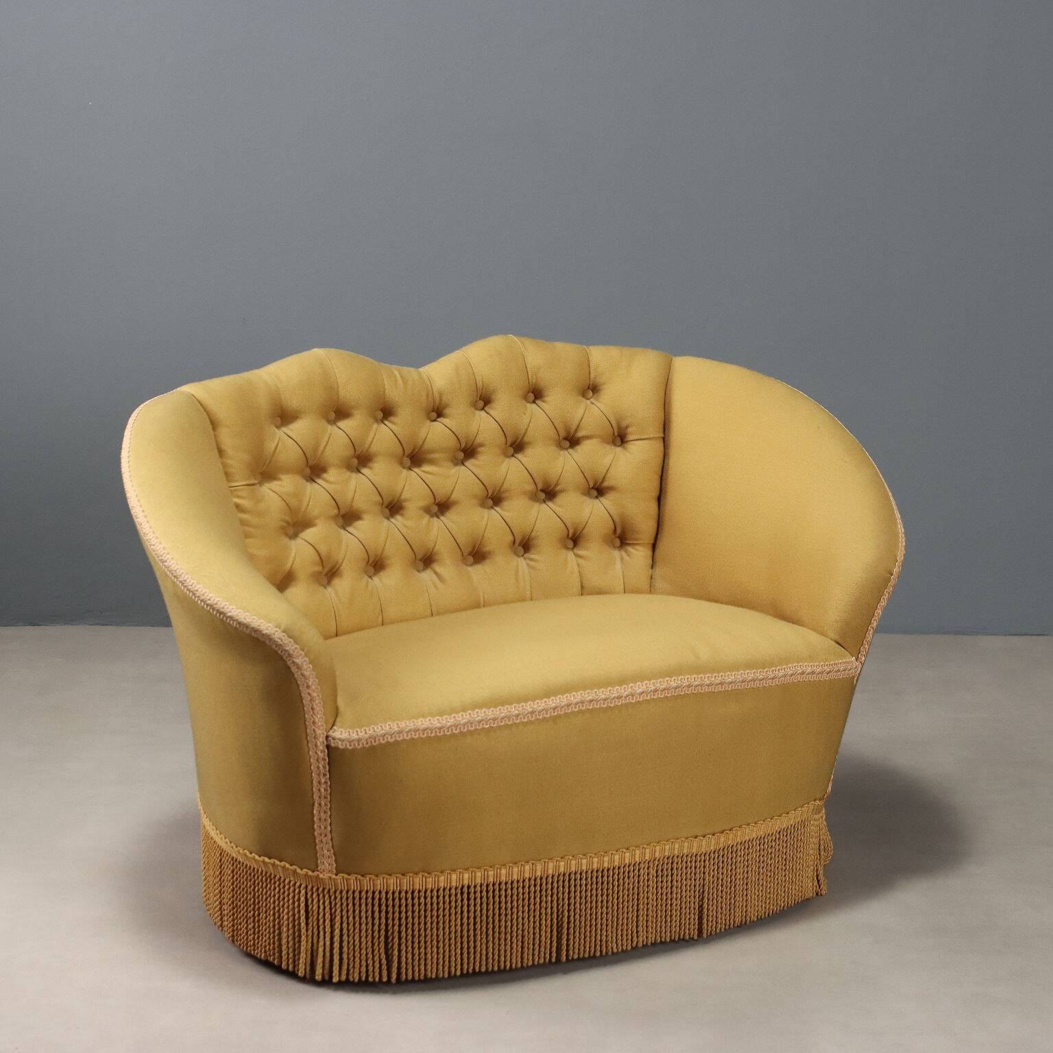 Capitonné loveseat 1950s