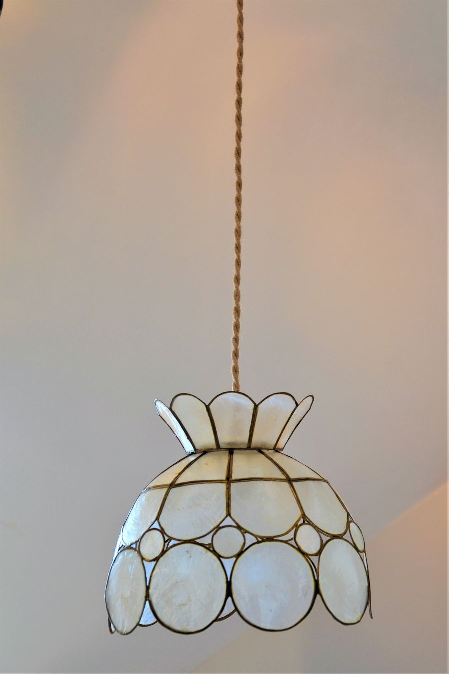 Small suspension in mother-of-pearl and brass flower shape -