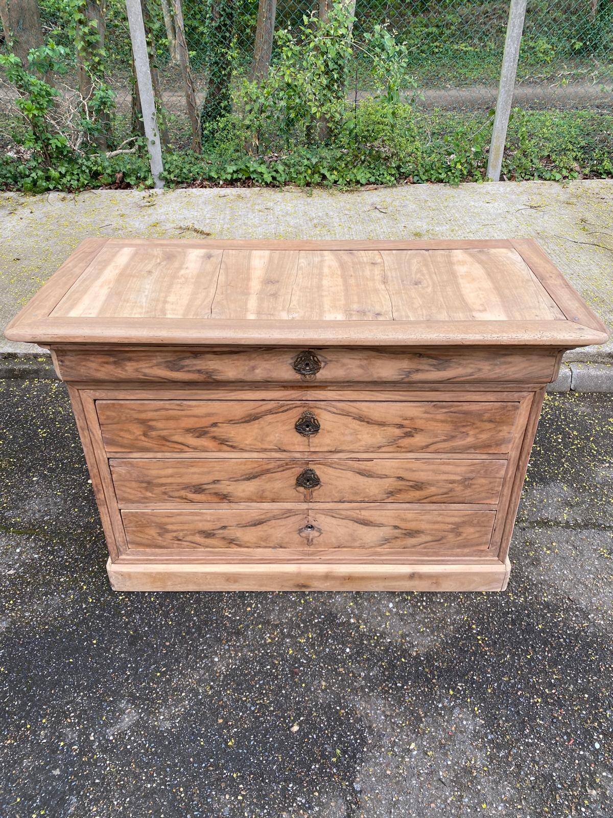 Renovated Louis Philippe chest of drawers in solid wood and walnut veneer from the 18th century.