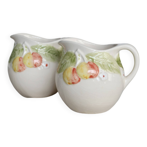 Deux petits pichets vintage barbotine – Motif cerises