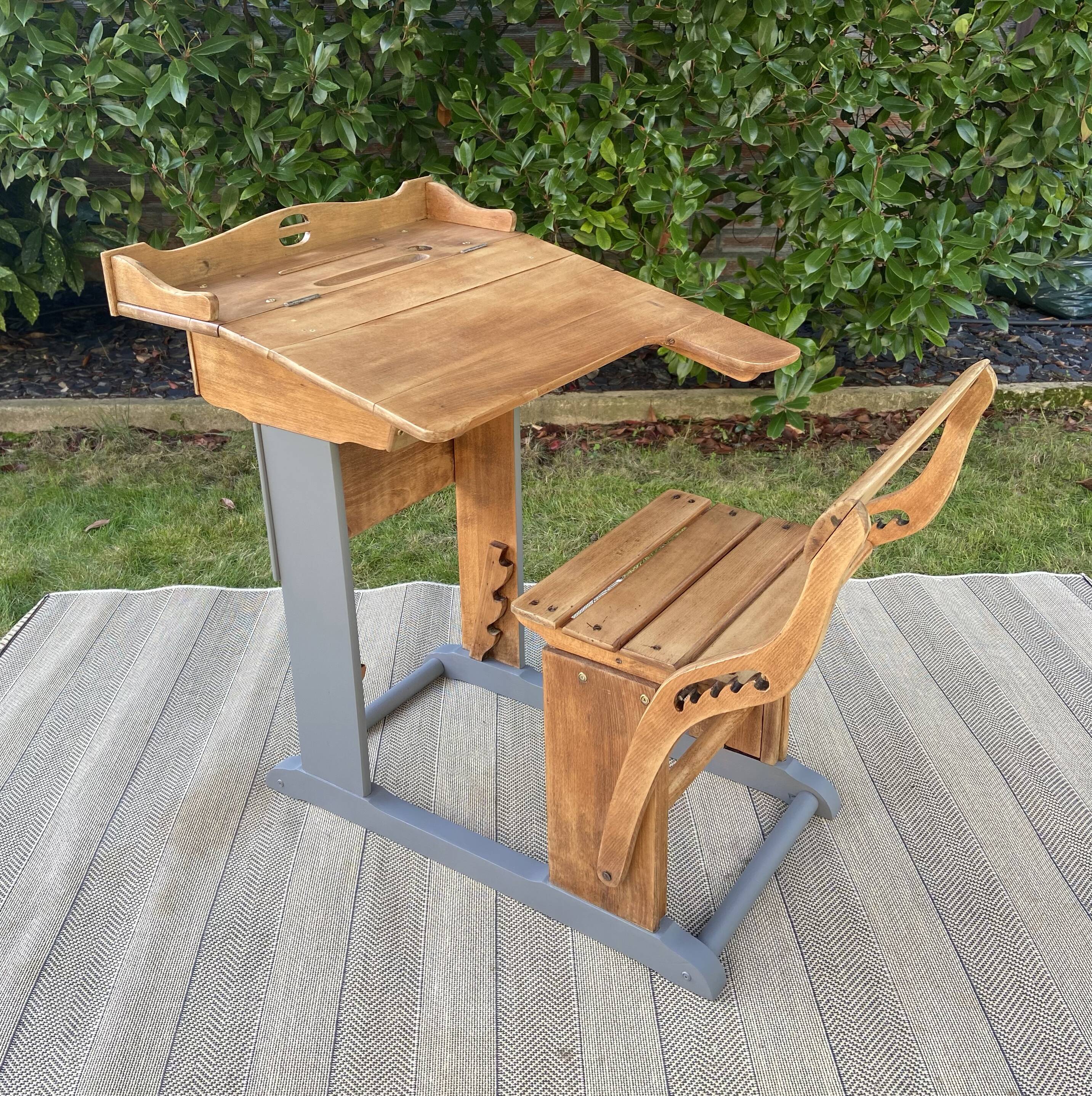 School desk with height-adjustable seat