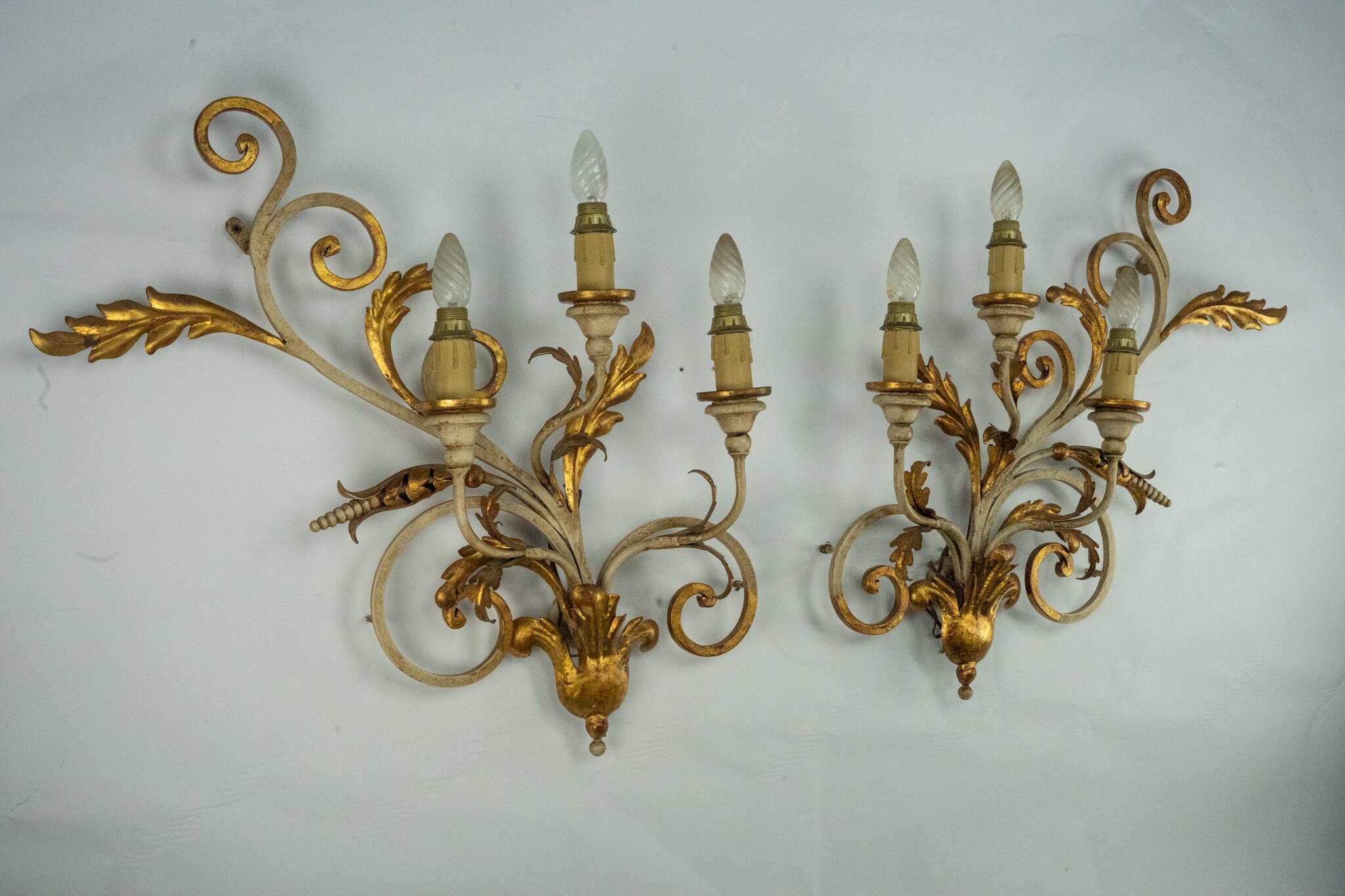 Pair of large floral wall lamps in gilded and lacquered metal. Italy 1960s