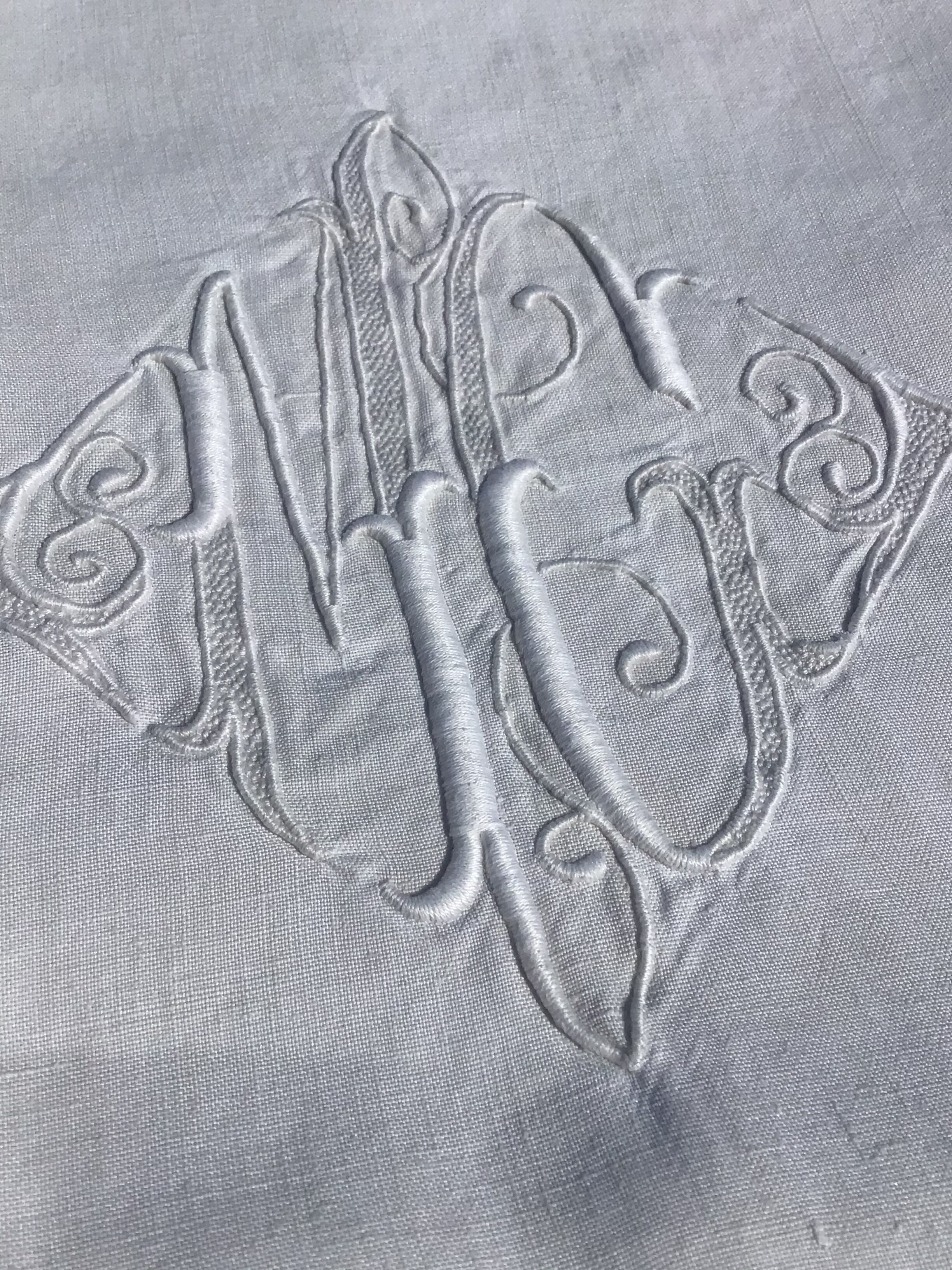 Drap 2-seater MG linen at the end of the triple-scale - open squares